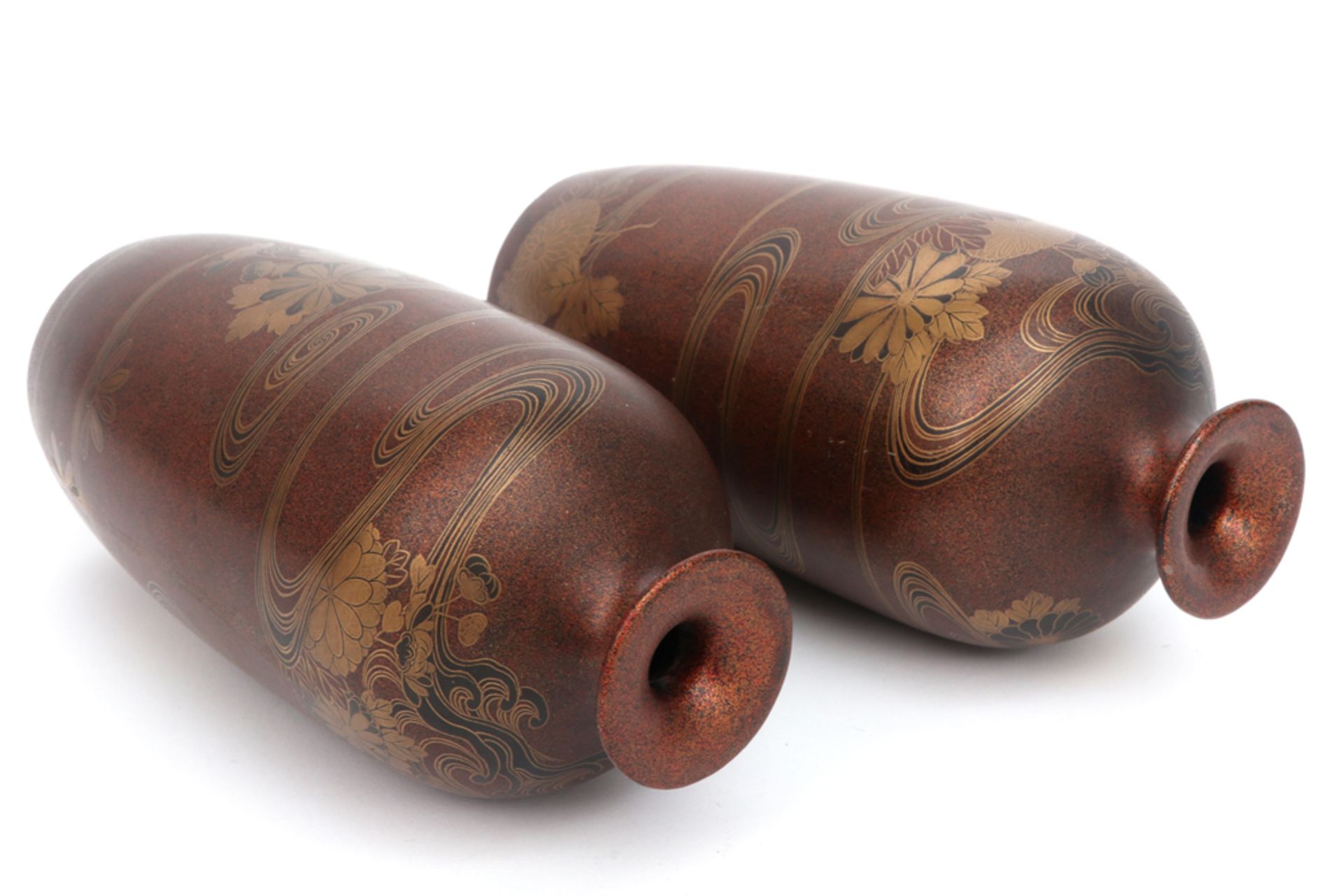 pair of small antique Japanese lacquerware vases with gilded decor || Paar antieke Japanse vaasjes - Bild 3 aus 4