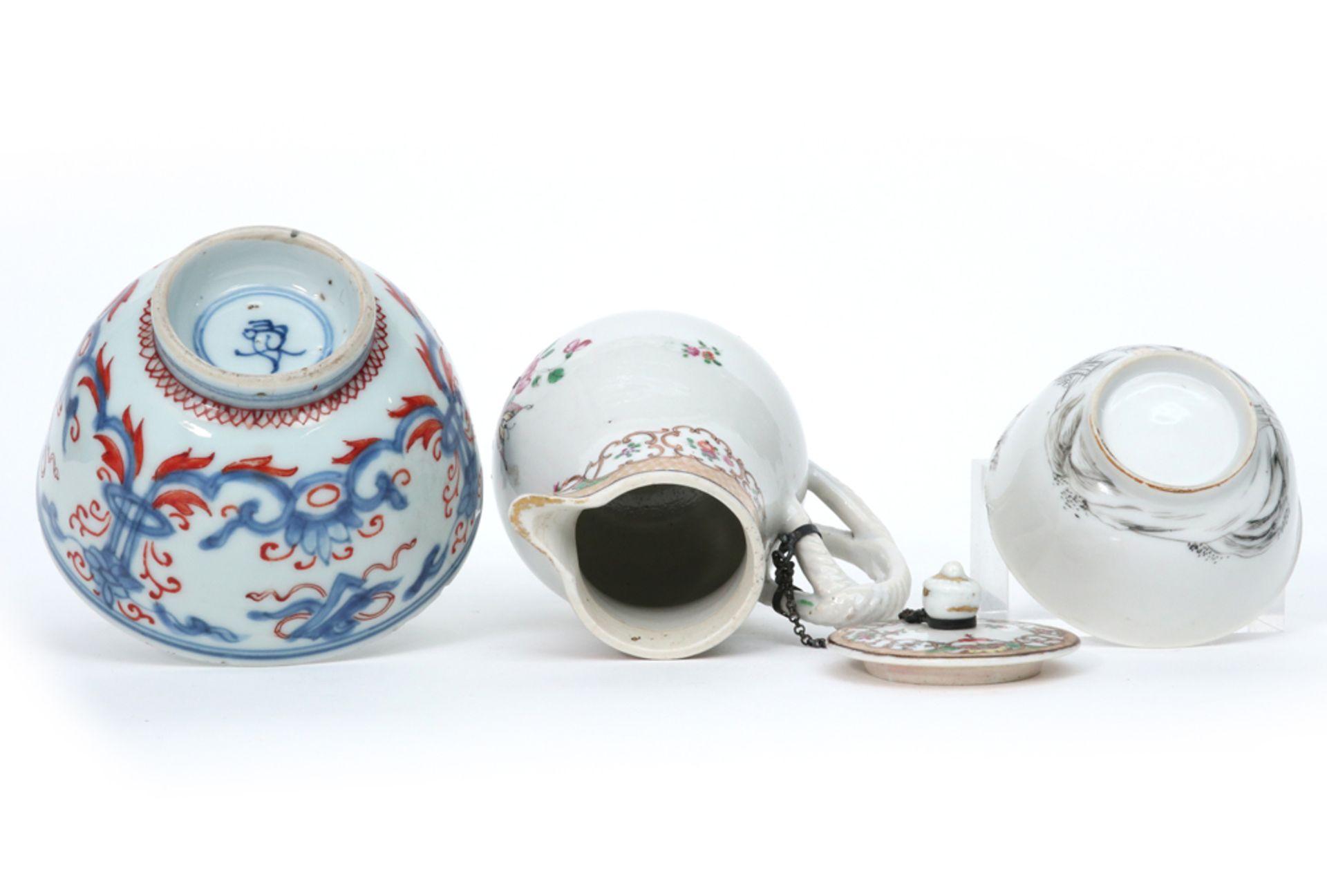 three 18th Cent. Chinese items in porcelain with polychrome decor : a bowl, a lidded milkpot and a - Bild 4 aus 4
