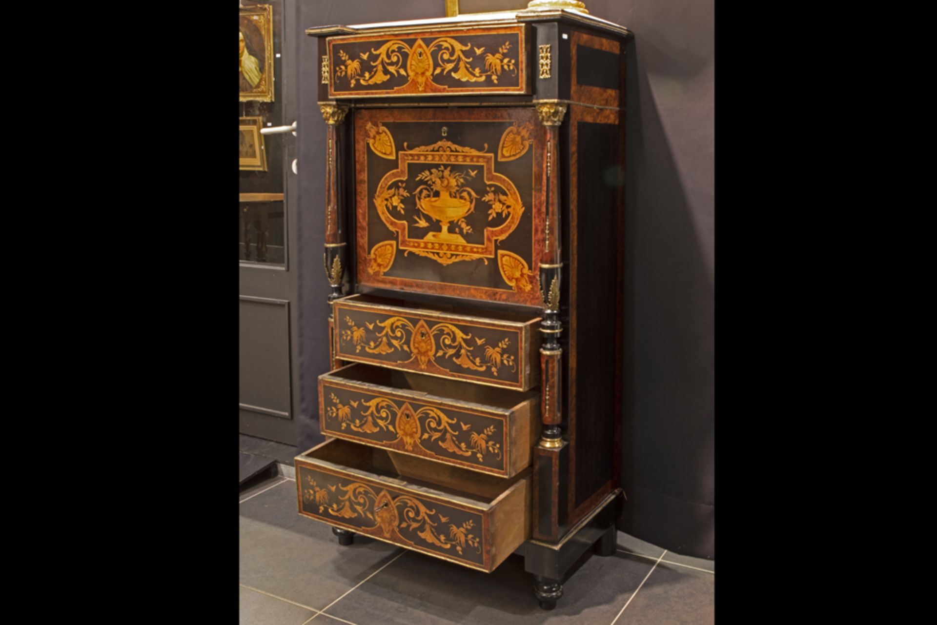 19th Cent. French neoclassical Napoleon III bureau in marquetry with mountings in gilded bronze || - Image 3 of 4