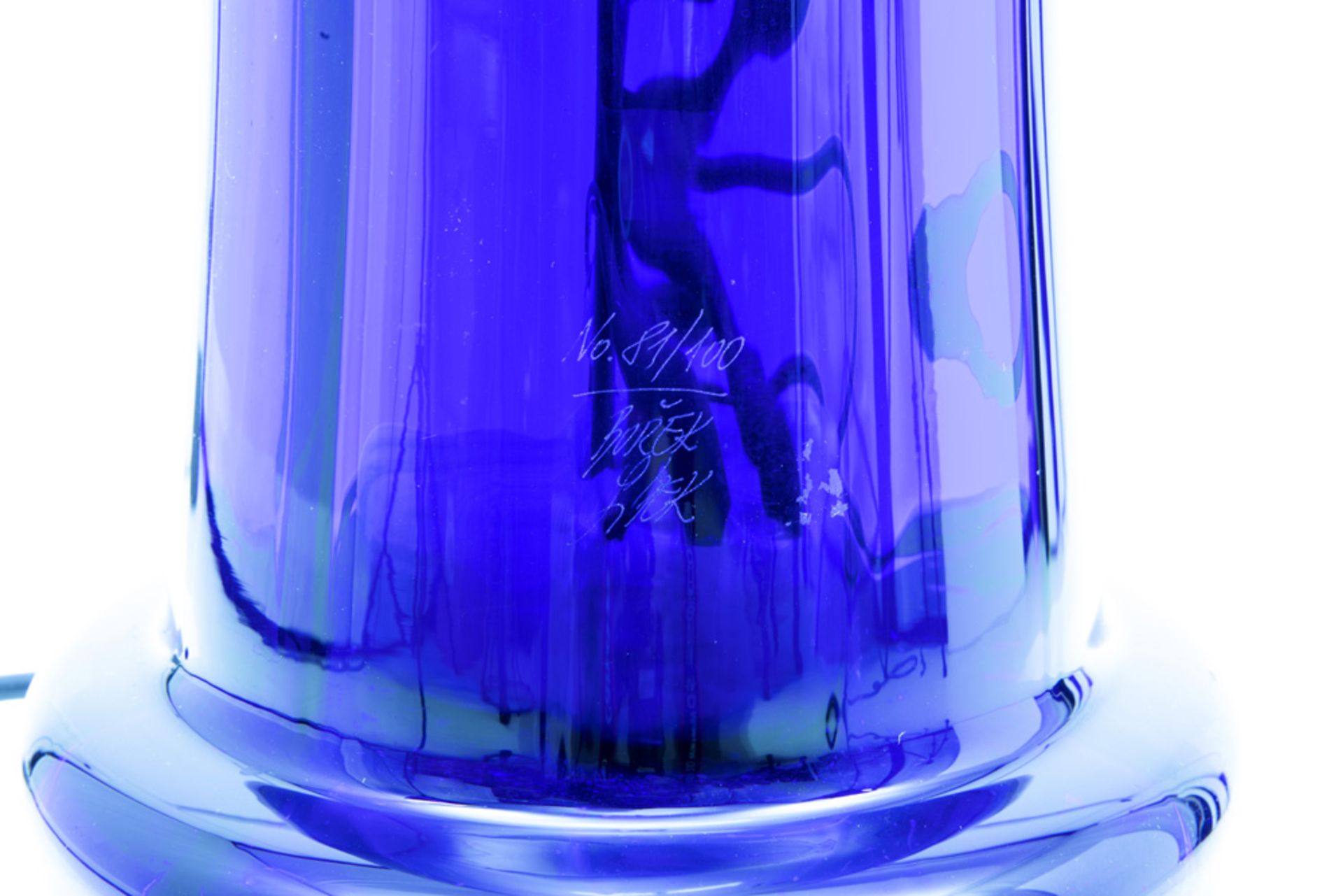 nineties' Borek Sipek signed design lamp n° 81/100 in blue and white glass and chromed metal || - Bild 2 aus 2