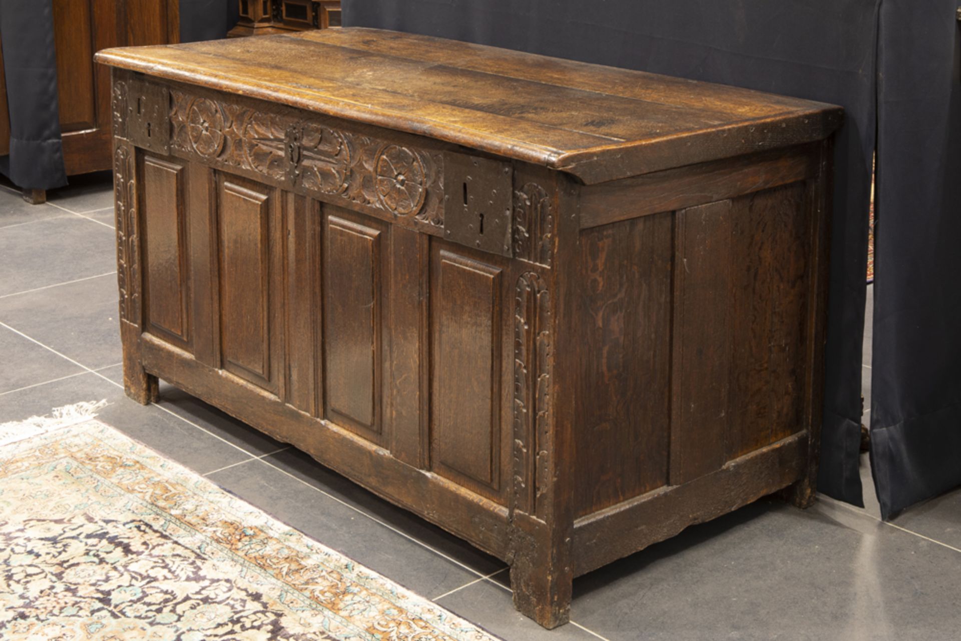 17th Cent. oak chest with a sculpted frieze and two locks || Zeventiende eeuwse eiken koffer met