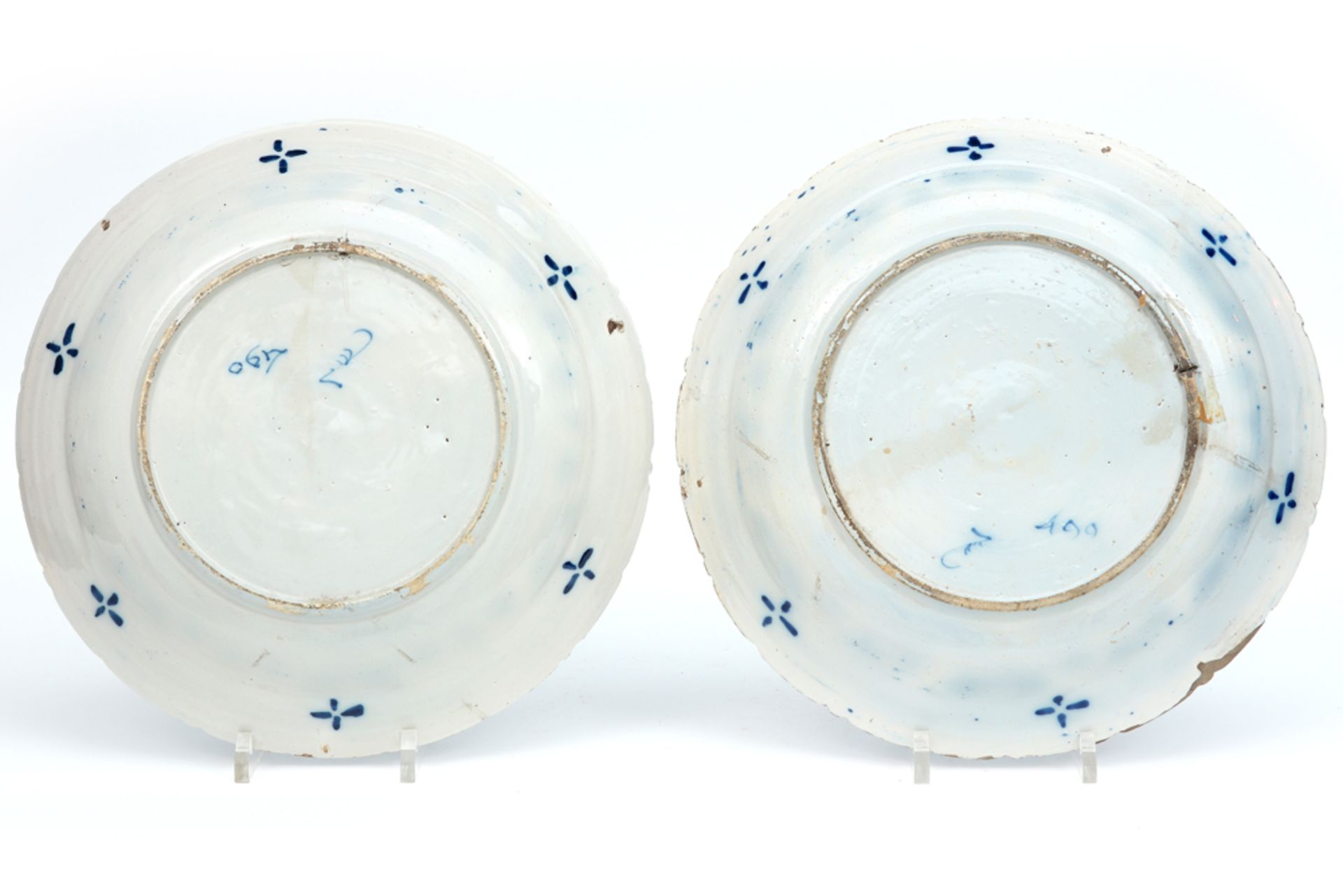 pair of quite big 18th Cent. dishes in marked ceramic from Delft with a blue-white decor || Paar - Bild 2 aus 3