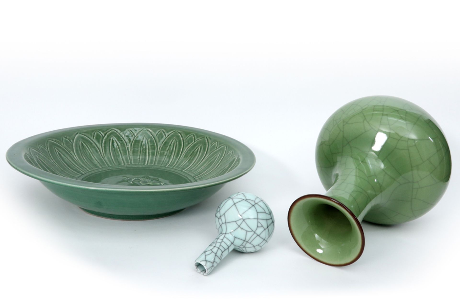 three pieces of Chinese celadon porcelain || Lot (3) Chinees celadon-porselein met een ronde - Bild 3 aus 4