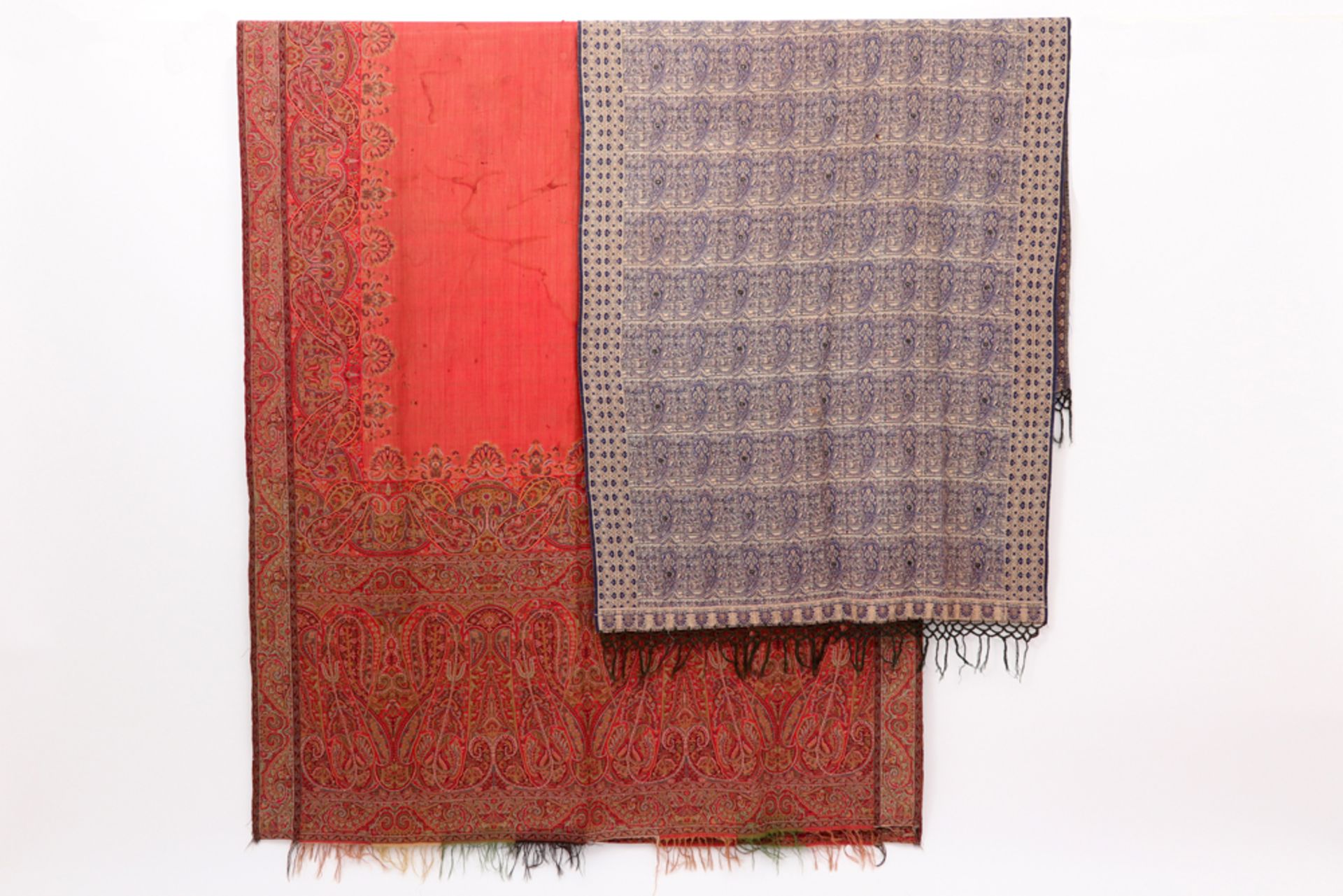 two antique pieces of textile, amongst which a 19th Cent. Cachemere shawl || Lot antiek textiel