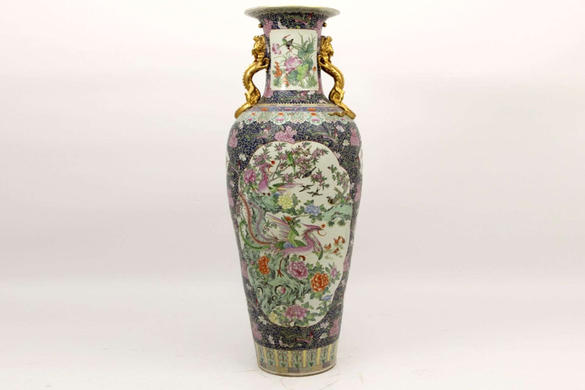 big 20th Cent. Chinese vase in porcelain with a polychrome decor || Grote 20ste eeuwse Chinese - Image 2 of 5