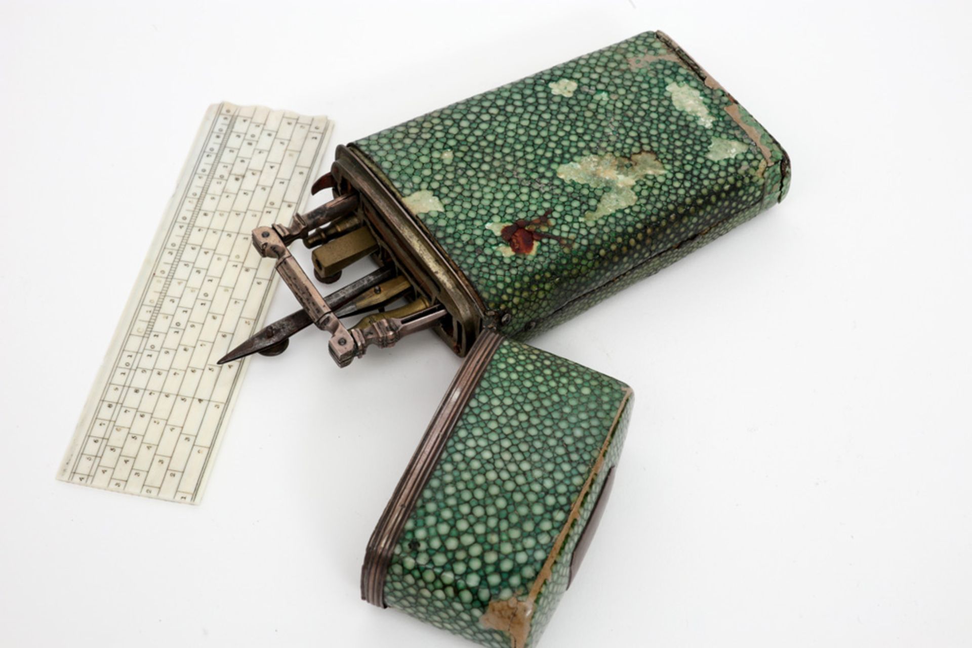 case in green shagreen with its original contents || Etui in shagrijn (groen) met passer en - Image 2 of 4