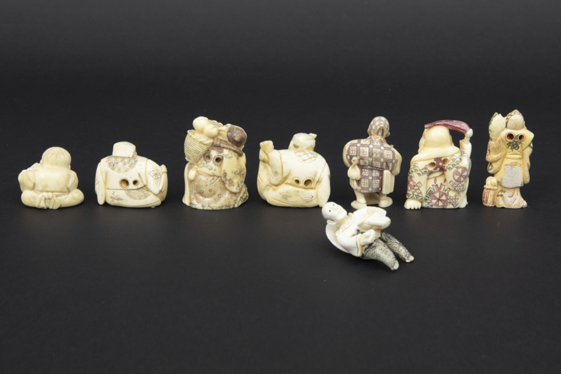 eight Chinese netsuke || Lot van acht Chinese netsuké's - Image 2 of 2