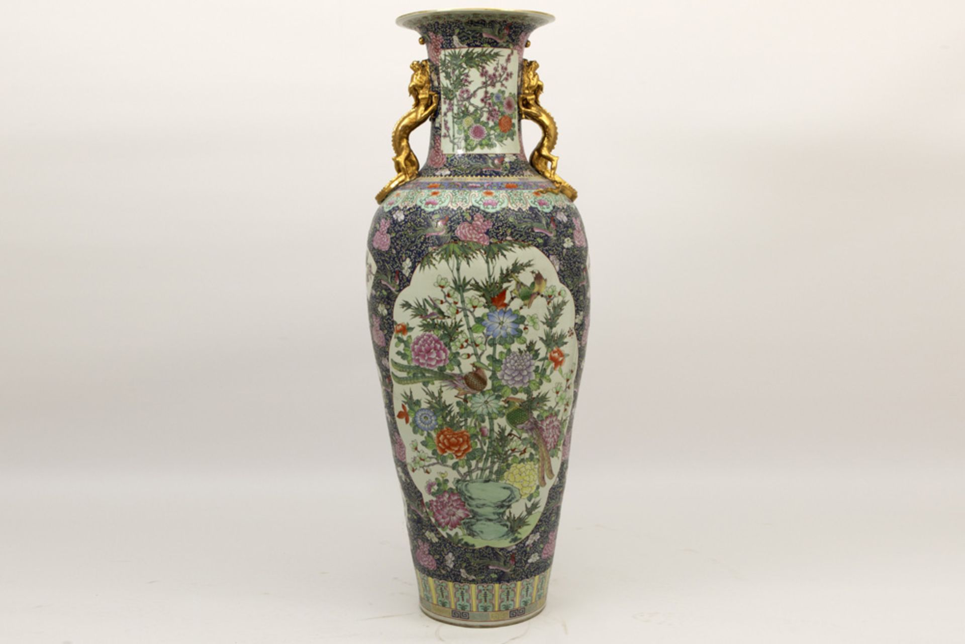 big 20th Cent. Chinese vase in porcelain with a polychrome decor || Grote 20ste eeuwse Chinese