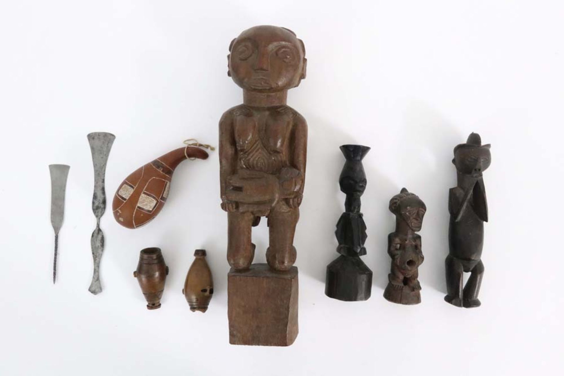 several ethnic items and sculptures (some in wood) || Lot etnische items met houtsculptuurtjes, ...