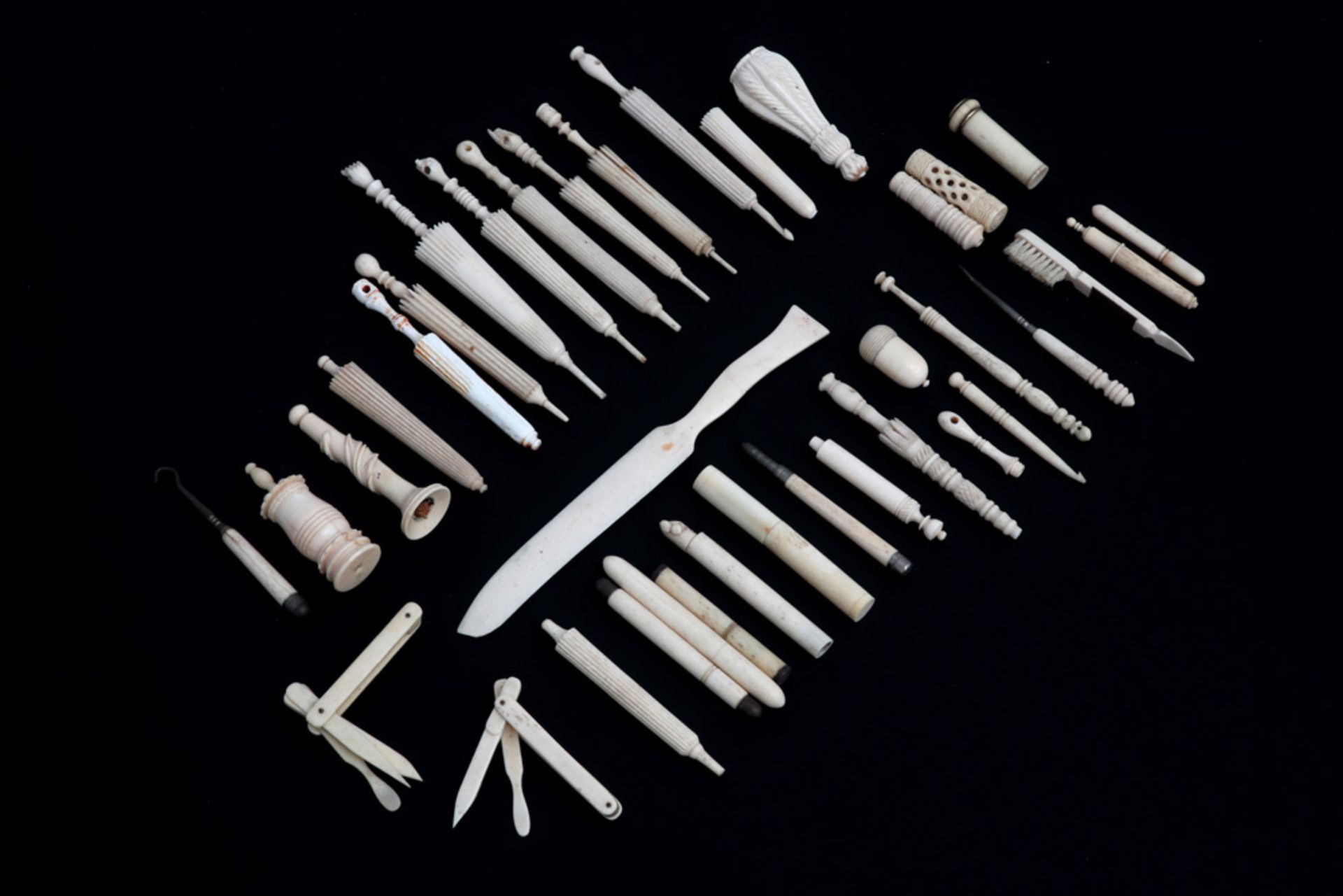 various lot with smalls in ivory || Vrij groot lot met allerlei kokertjes, etuis, parasolletjes, ...