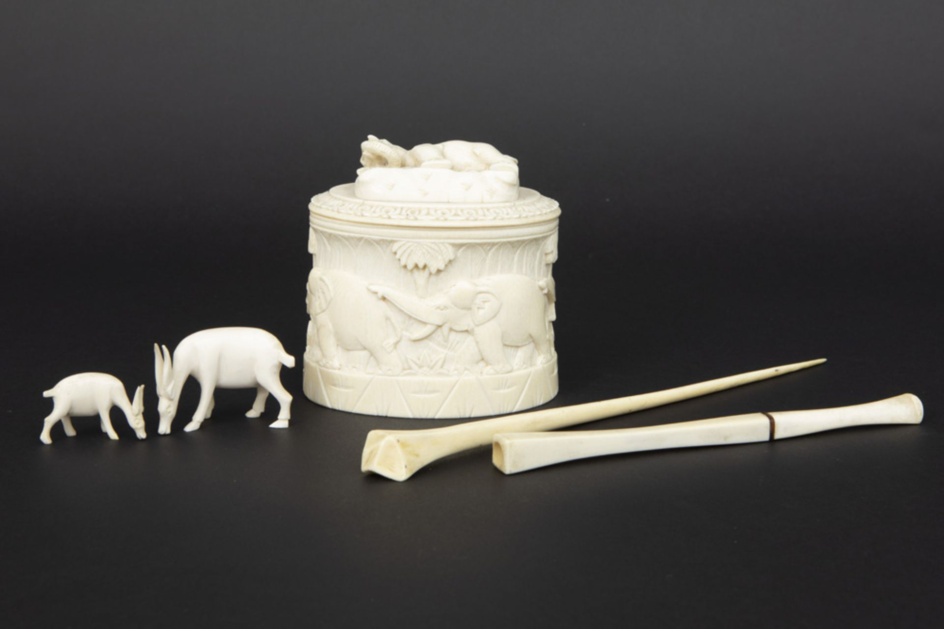 5 pieces of old ivory amongst which a lidded box with elephants || Lot (5) ivoor met een