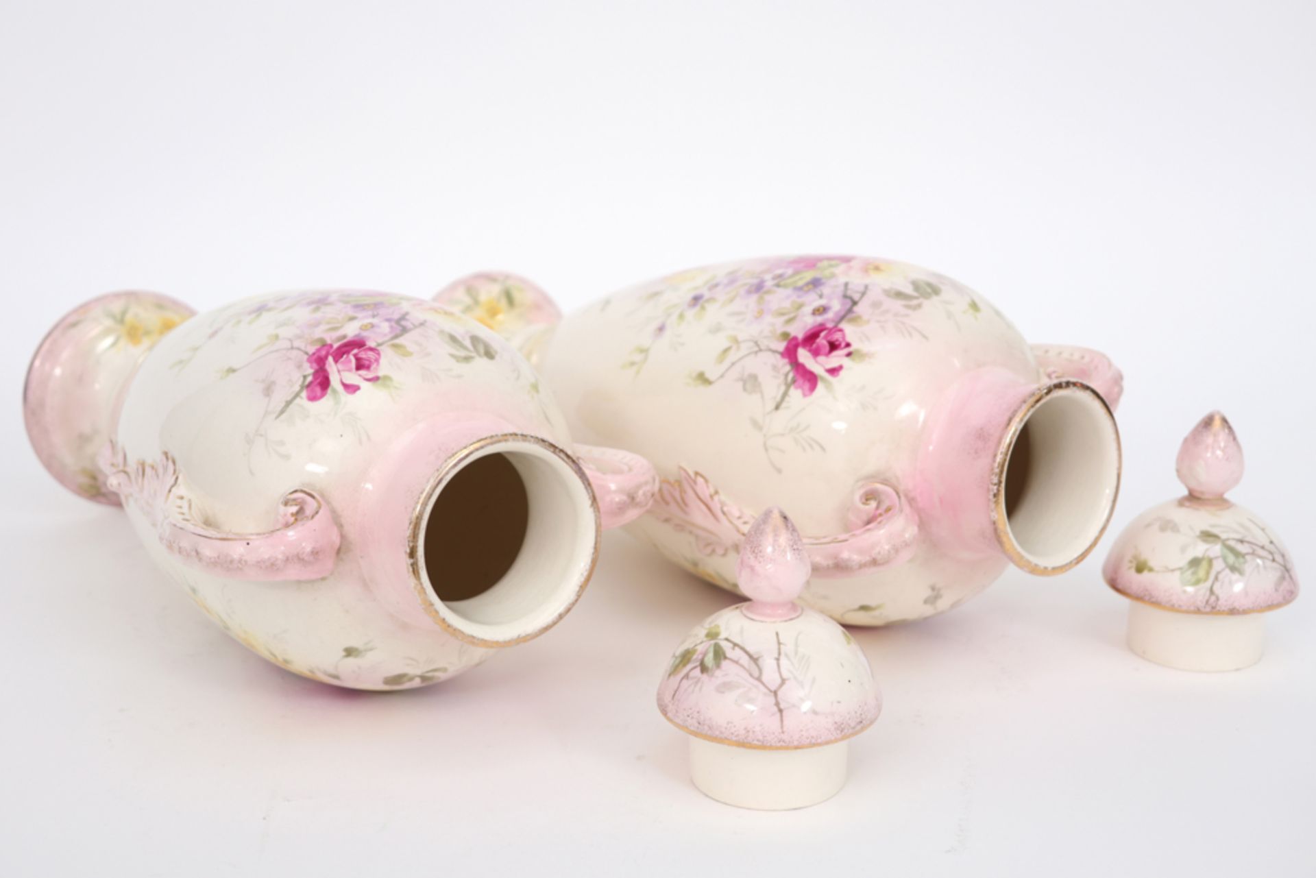 pair of late 19th Cent. lidded vases in marked ceramic || Paar gedekselde laat negentiende eeuwse - Image 3 of 5
