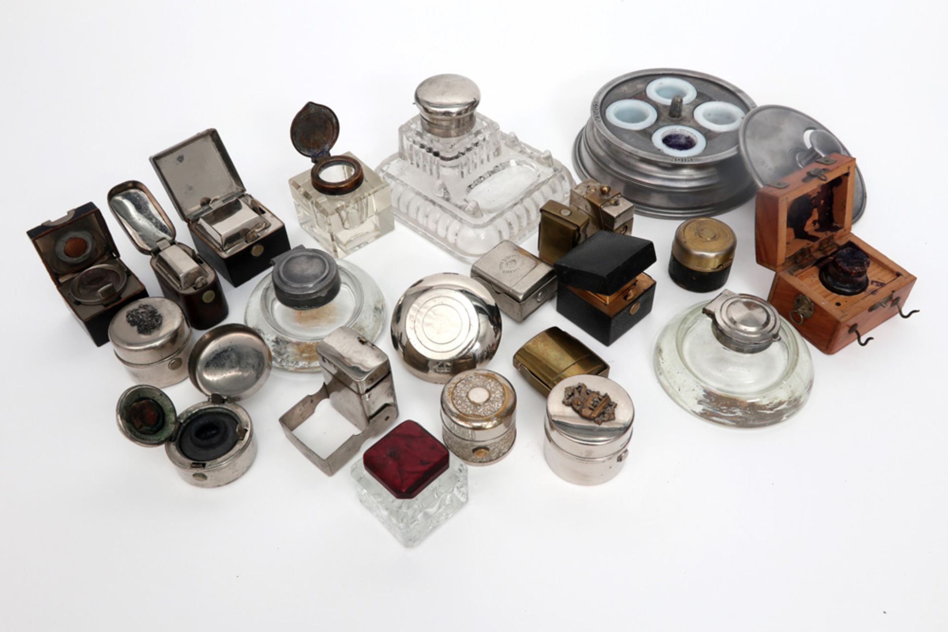collection of old inkwells || Verzameling oude inktpotten