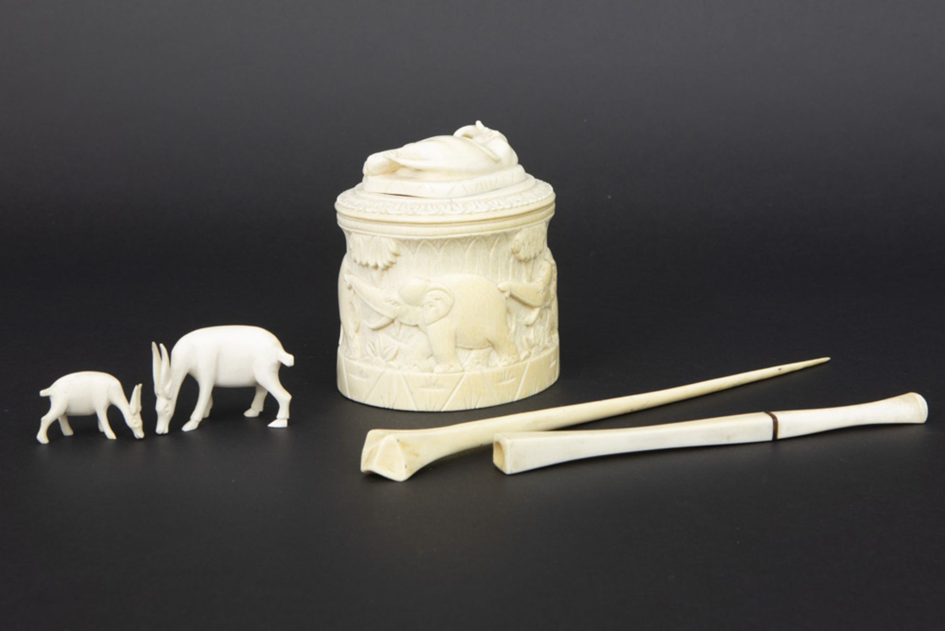 5 pieces of old ivory amongst which a lidded box with elephants || Lot (5) ivoor met een - Image 3 of 6