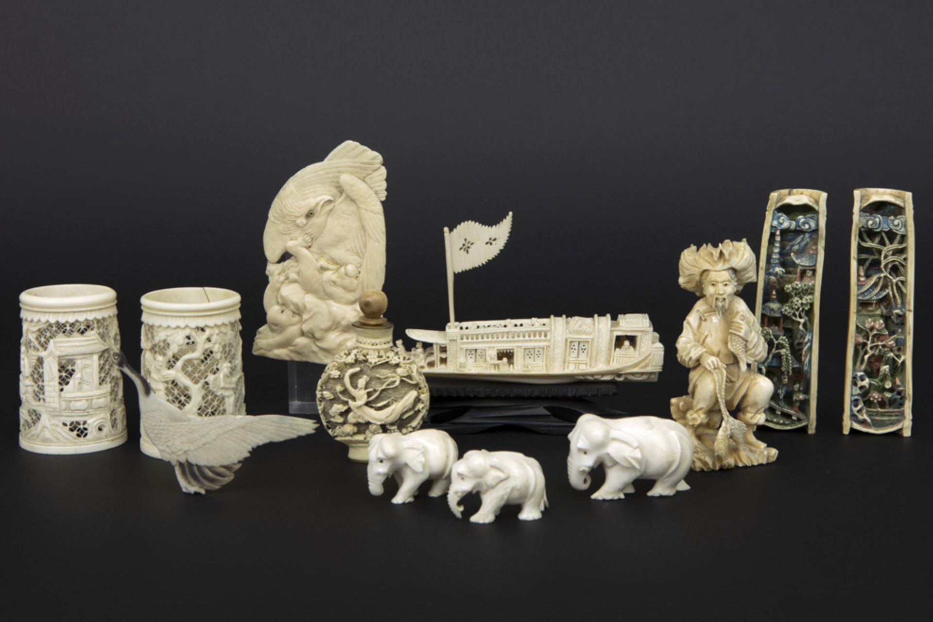 five small ivory items : 4 elephants and a vase || Lot (5) ivoor met olifantjes en een vaasje