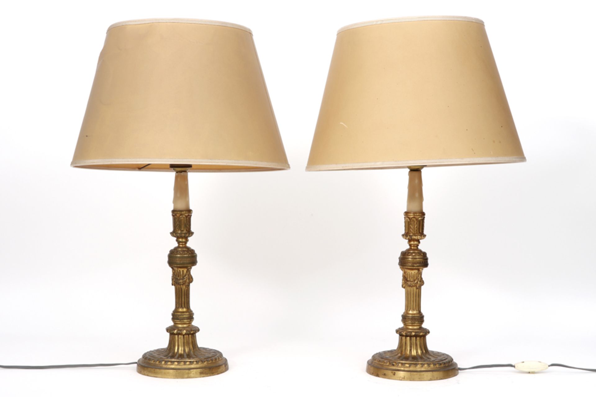 pair of lamps each with a neoclassical candlestick in gilded bronze as base || Paar lampen met als