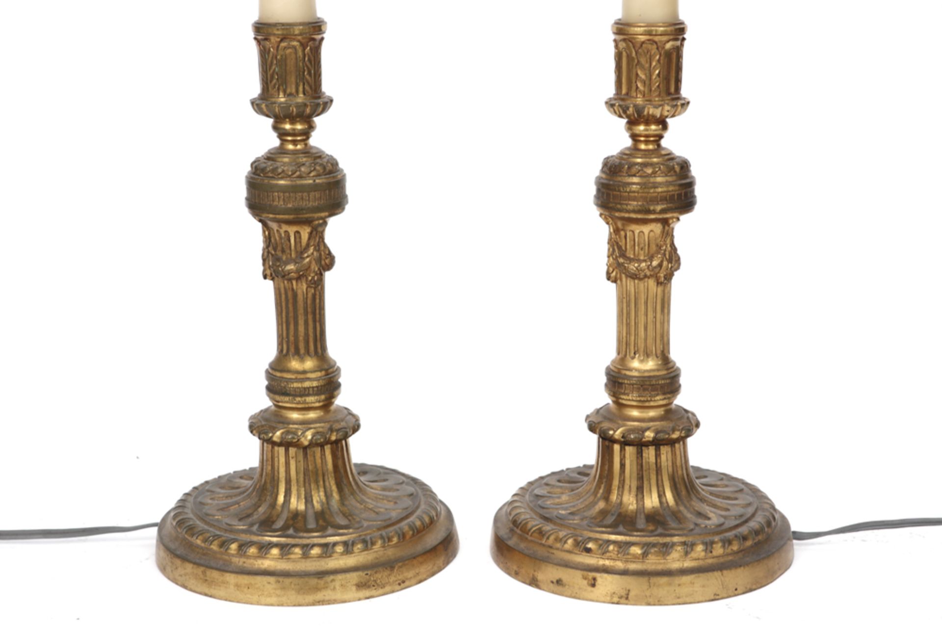 pair of lamps each with a neoclassical candlestick in gilded bronze as base || Paar lampen met als - Image 2 of 3