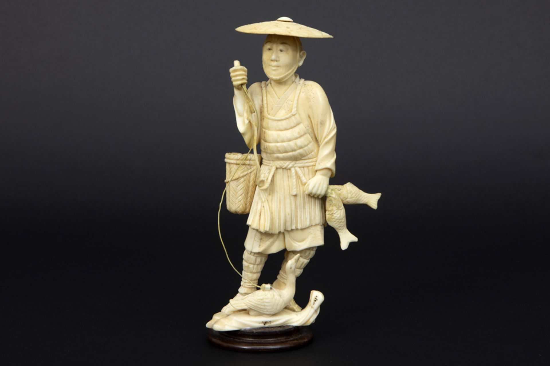 old Japanese ivory sculpture || Oude Japanse sculptuur in ivoor : "Visser met buit" - hoogte : 16,