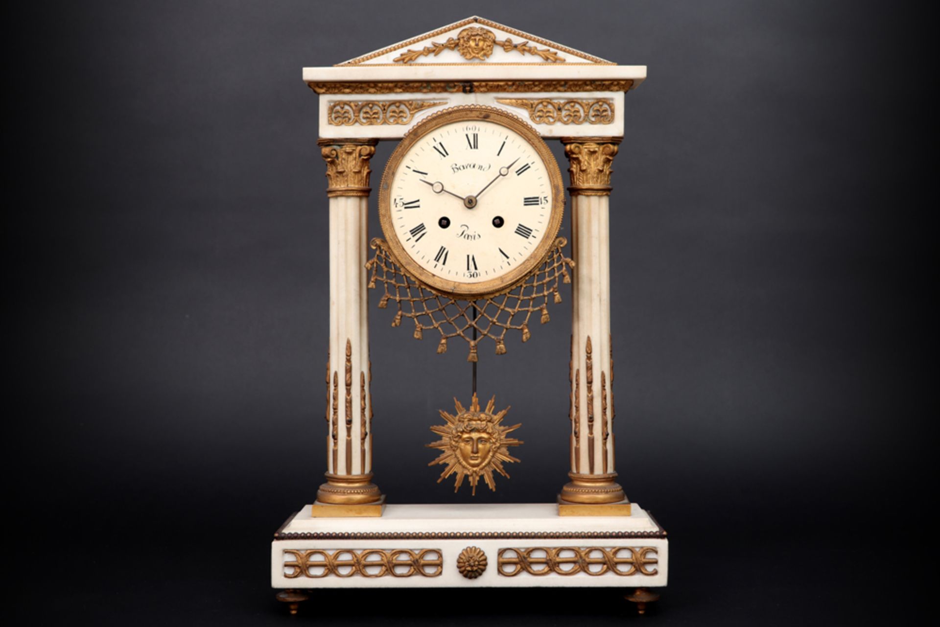 antique neoclassical clock in marble and gilded bronze (with a replaced face) || Antieke