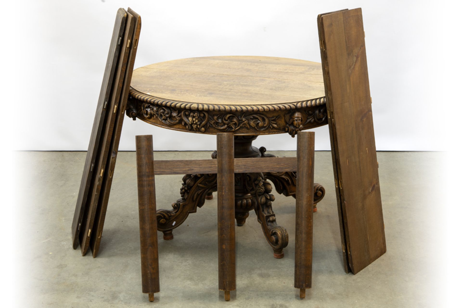 19th Cent. table in oak with an oval extendable top || Negentiende eeuwse tafel in eik met een ovaal - Image 2 of 2