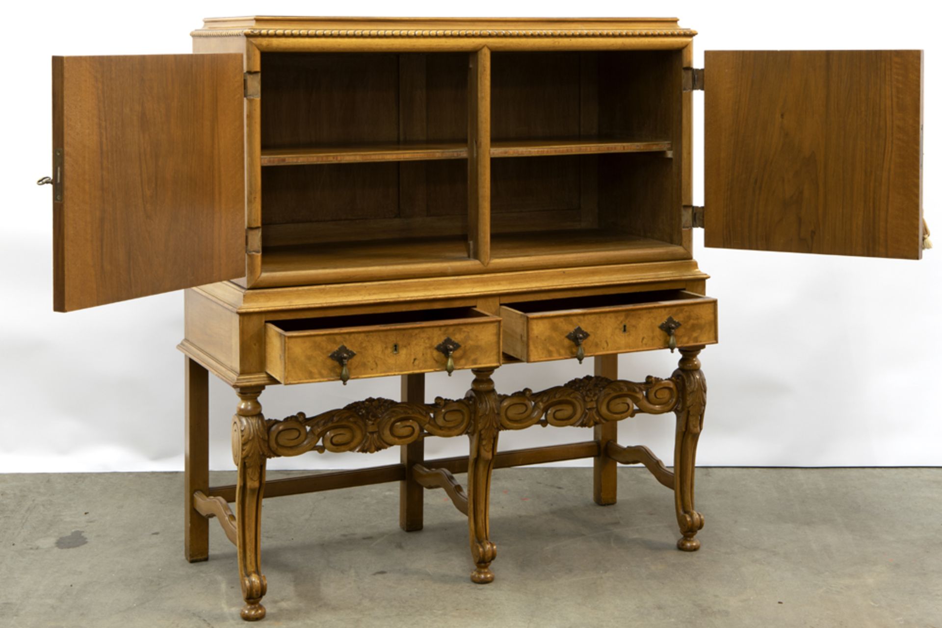 thirties'/forties cabinet in walnut and burr of walnut || Kabinetje van de jaren '30/'40 in notelaar - Image 2 of 2