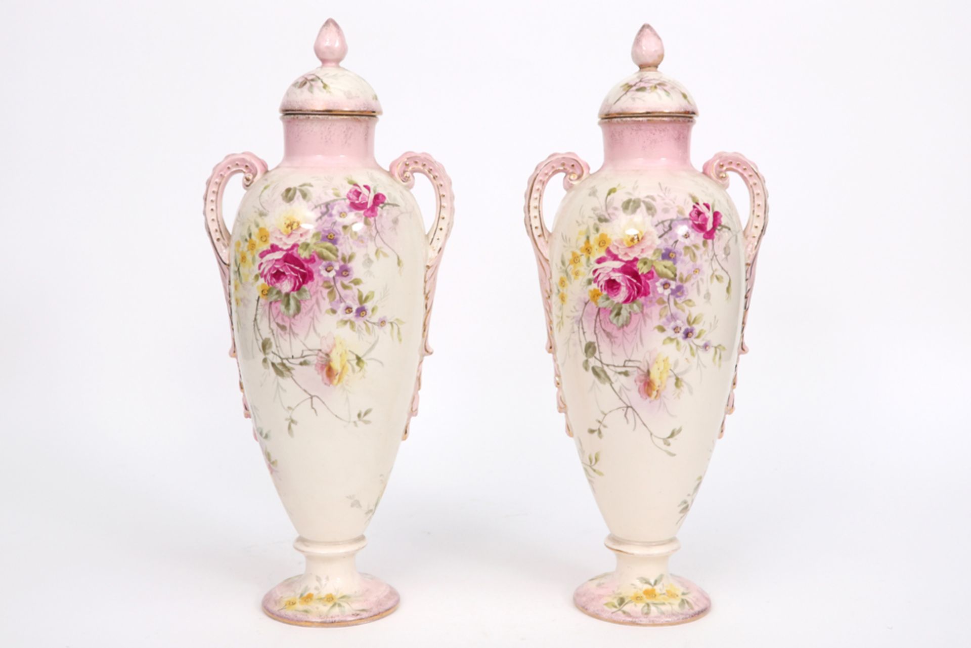 pair of late 19th Cent. lidded vases in marked ceramic || Paar gedekselde laat negentiende eeuwse
