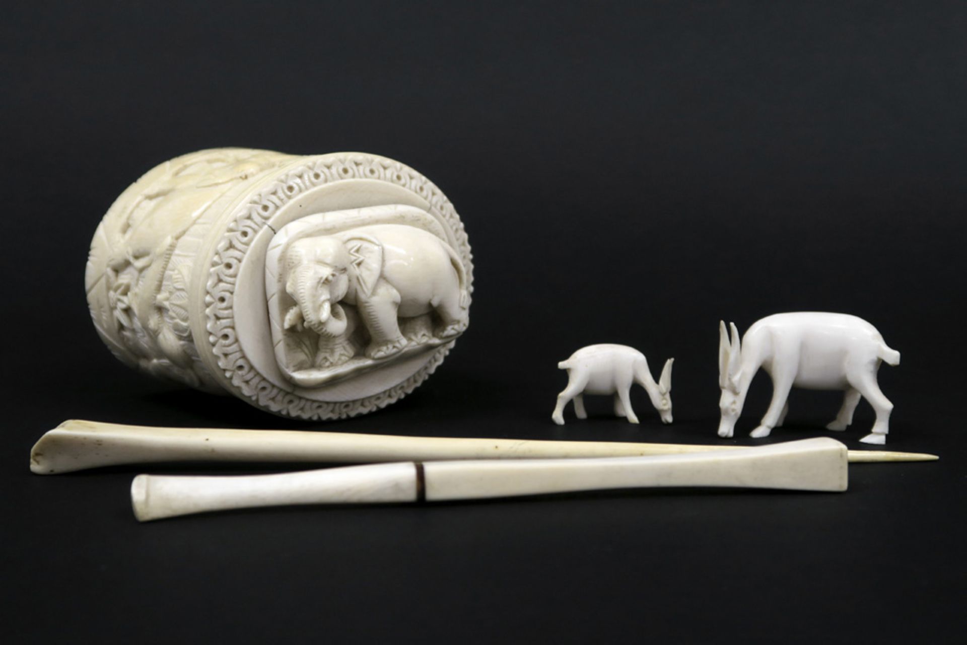 5 pieces of old ivory amongst which a lidded box with elephants || Lot (5) ivoor met een - Image 5 of 6