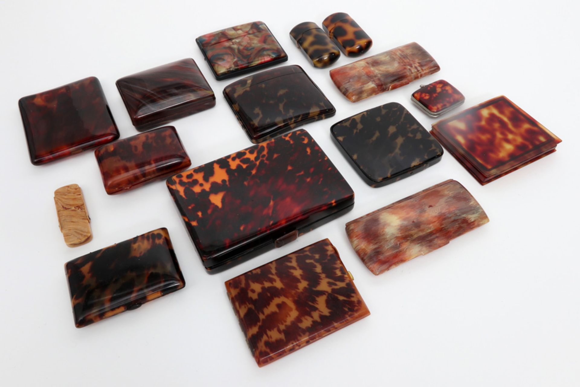 several small boxes in tortoiseshell or other materials || Lot doosjes in schildpad en ander