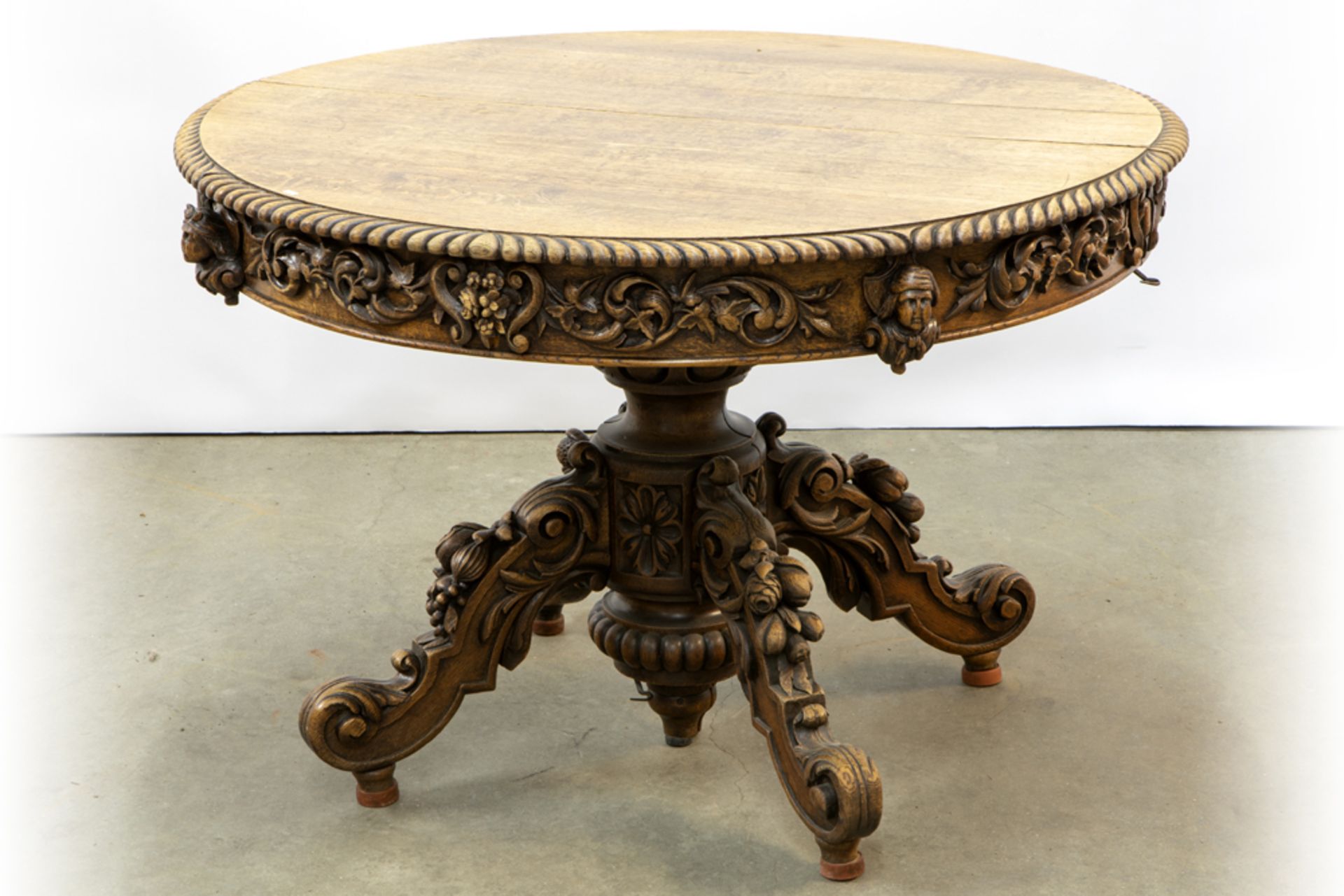 19th Cent. table in oak with an oval extendable top || Negentiende eeuwse tafel in eik met een ovaal