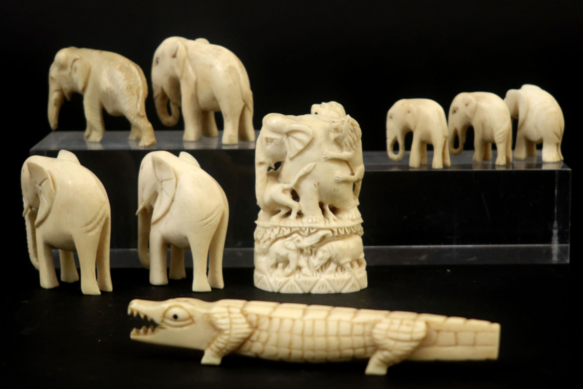 nine small ivory animal sculptures || Lot van negen kleine ivoren diersculpturen - Image 2 of 2