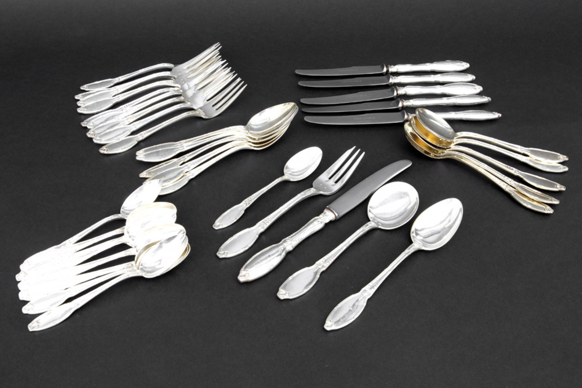 several pieces of cutlery in marked silver || Lot bestek in gemerkt massief zilver - gewicht : ca