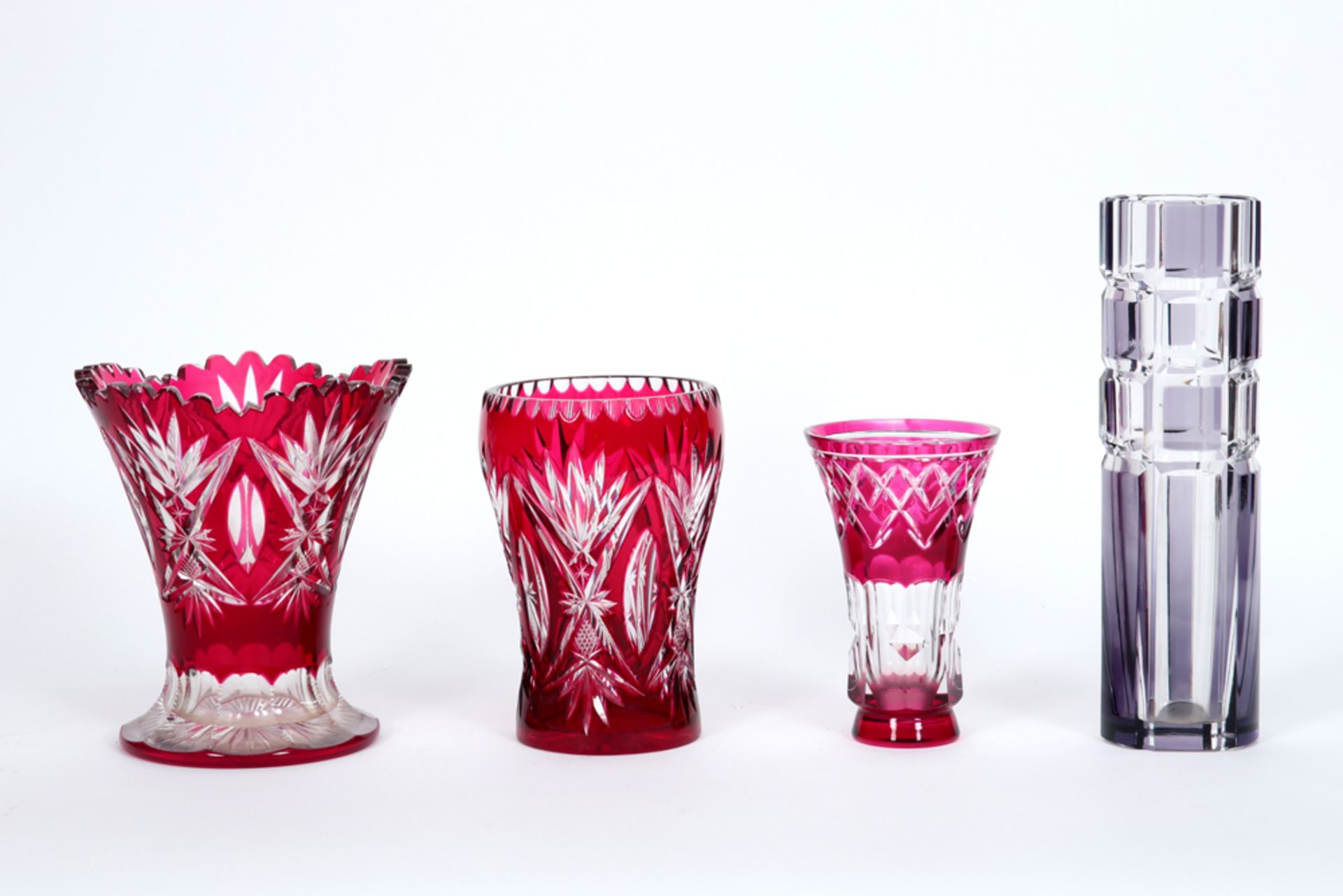 four Belgian vases in VSL crystal || Lot van vier vazen in deels gekleurd kristal Val-St-Lambert