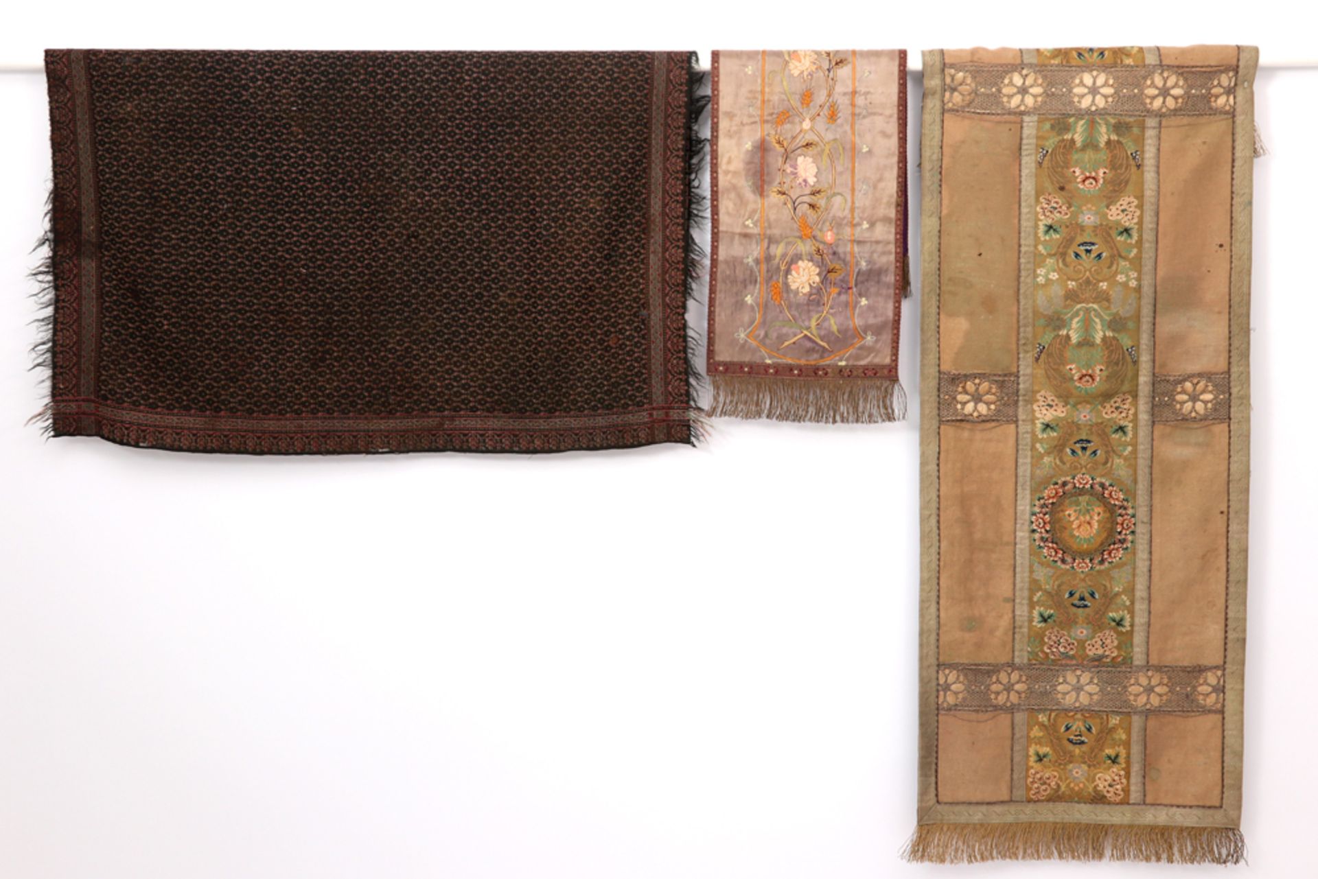 antique and old textile : two European table runners and a Cachemere shawl || Lot antiek en oud