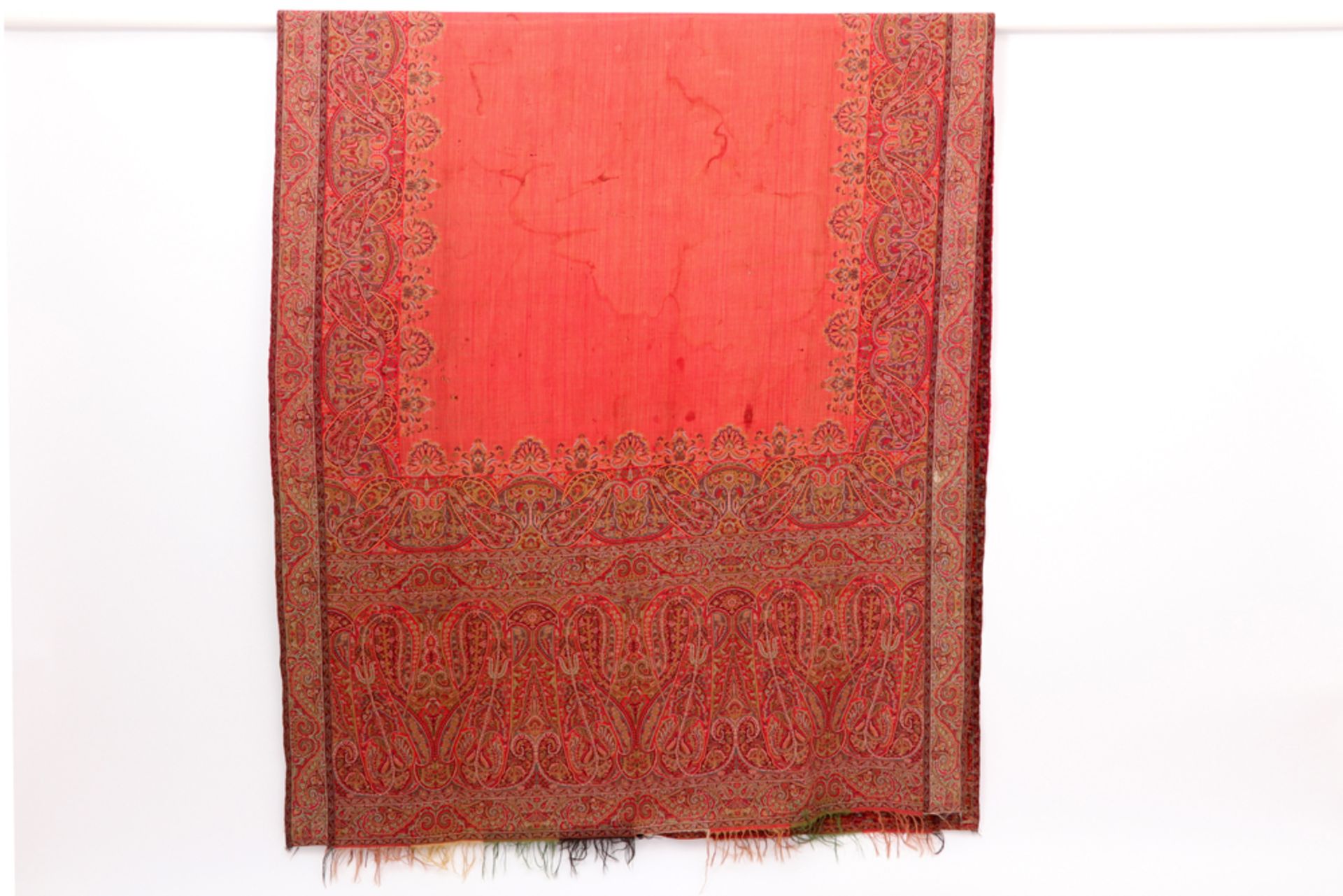 two antique pieces of textile, amongst which a 19th Cent. Cachemere shawl || Lot antiek textiel - Bild 2 aus 3