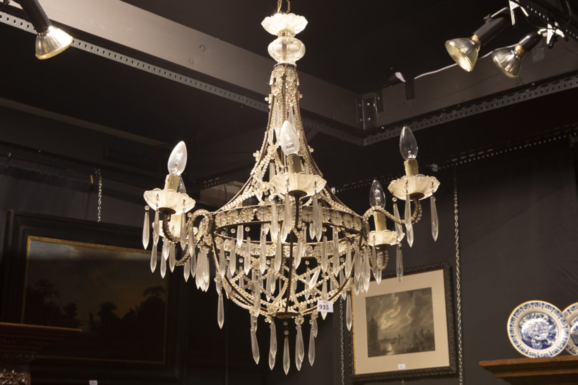 neoclassical crystal chandelier with six arms || Neoclassicistische luster met ranke korfvorm in