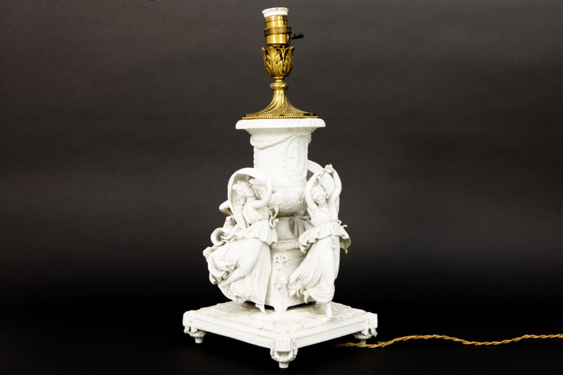 antique sculpture in marked biscuit porcelain, made into a lamp || Antieke sculptuur versierd met - Image 3 of 4