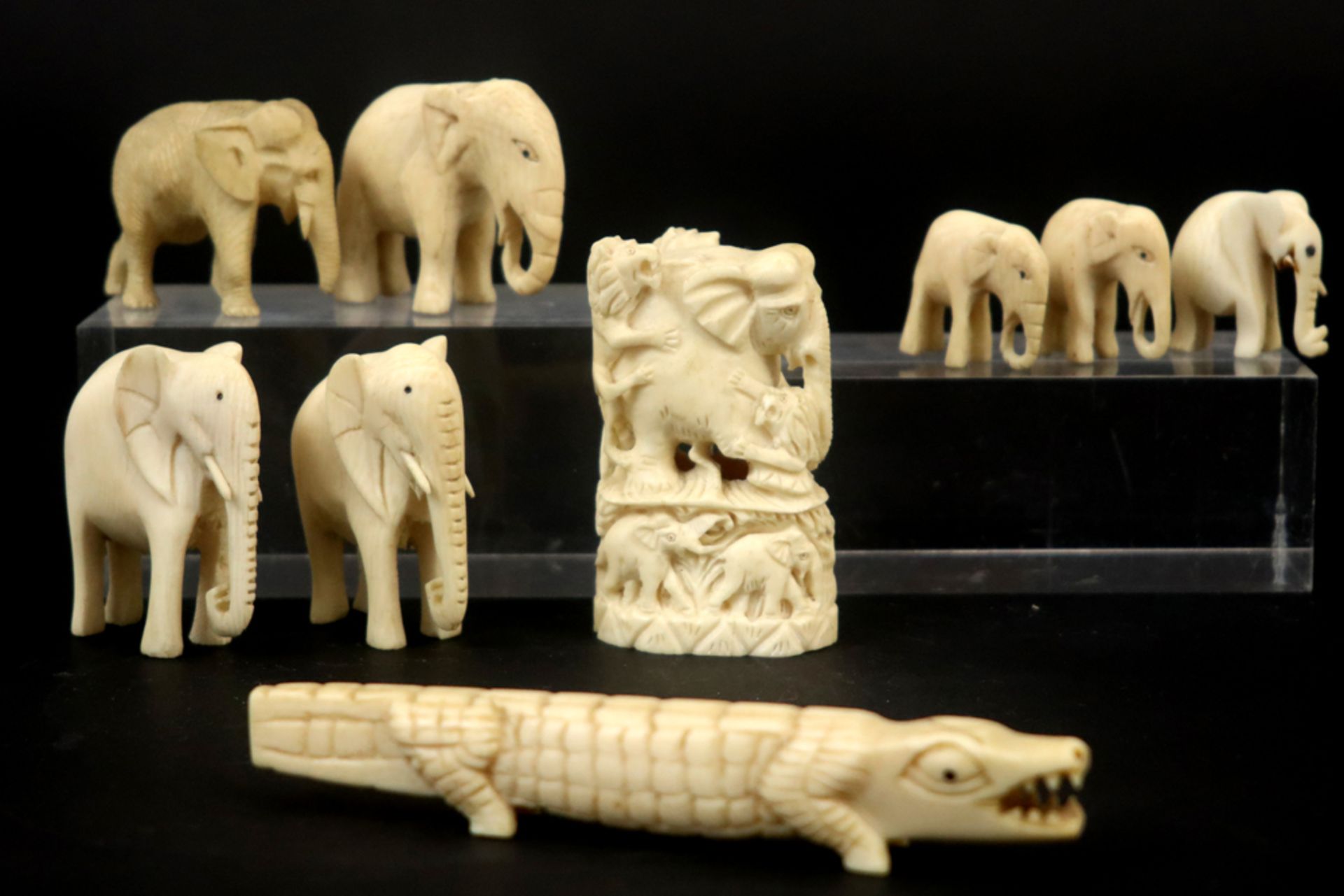 nine small ivory animal sculptures || Lot van negen kleine ivoren diersculpturen