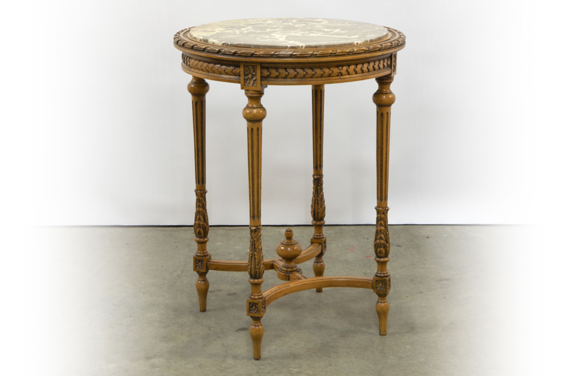 neoclassical occasional table in sculpted wood with a round marble top || Neoclassicistische