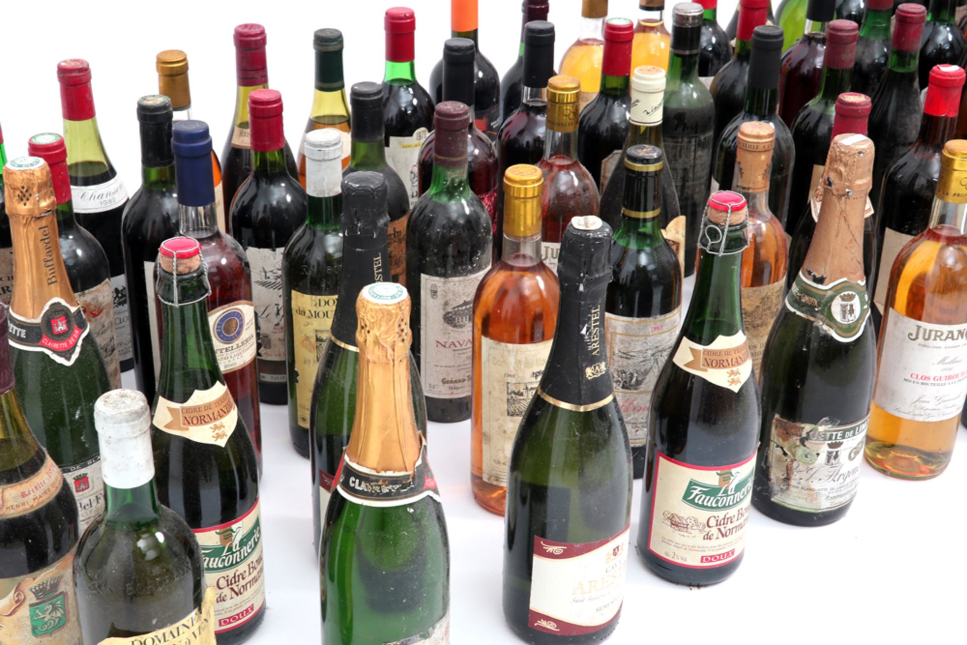 various lot bottles of wine and other || Kelderrestant : lot wijnen en andere - Image 2 of 4