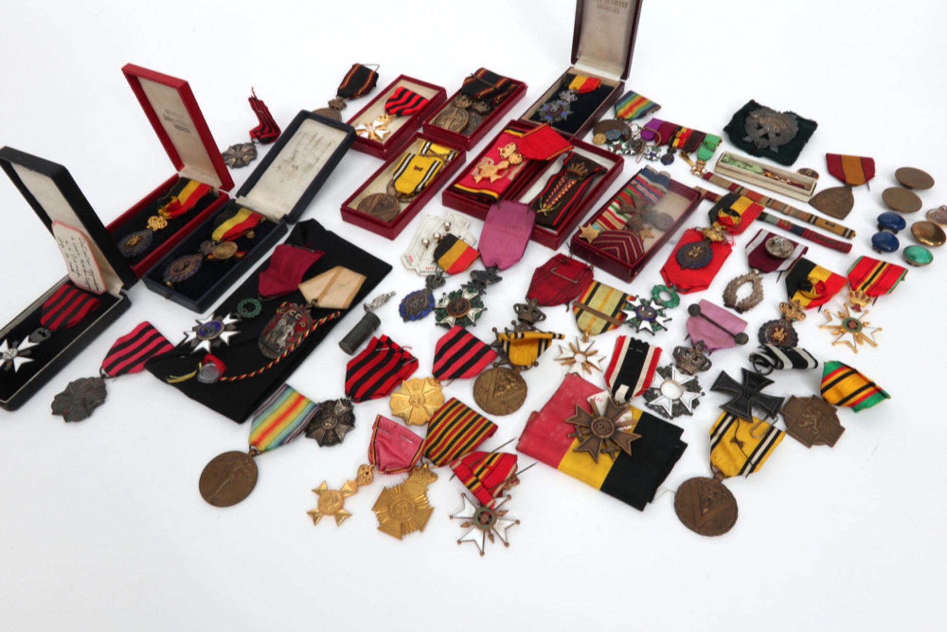 collection of decorations and ribbons of honour || Vrij grote verzameling decoraties en erelinten