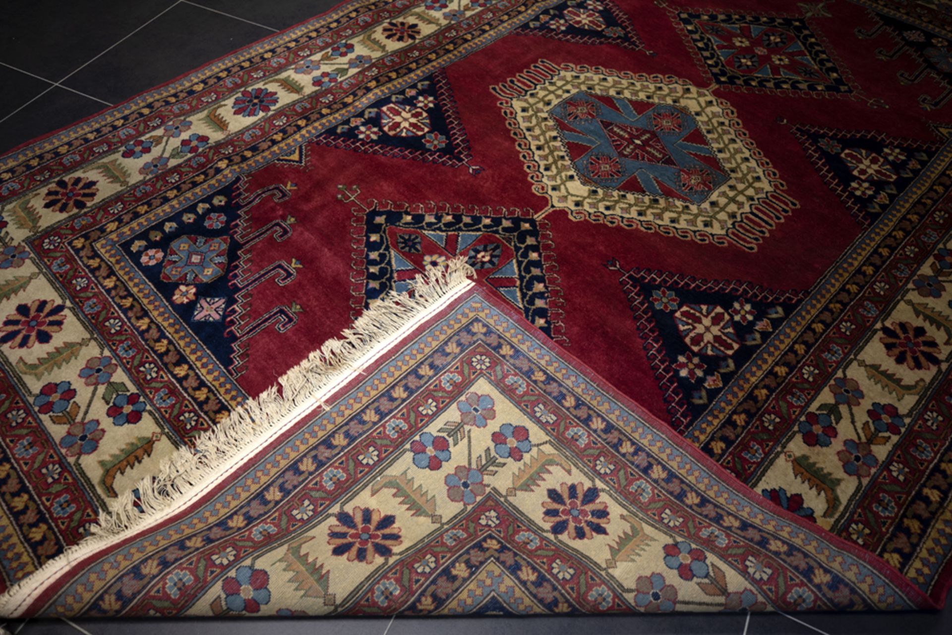 handknotted Mures rug in wool || Handgeknoopte Besarabische Mures met geometrische tekening op een - Image 2 of 2