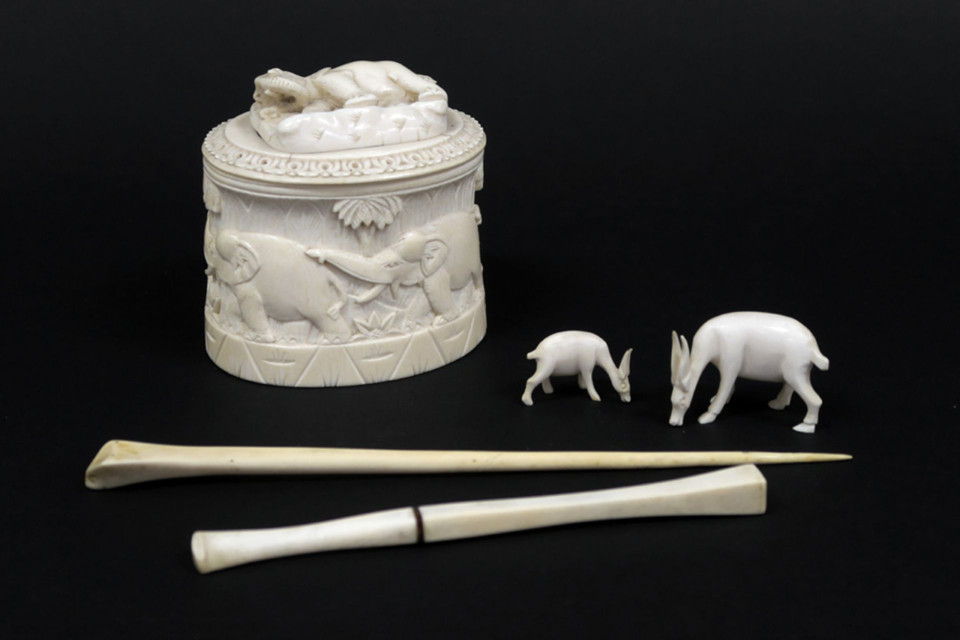 5 pieces of old ivory amongst which a lidded box with elephants || Lot (5) ivoor met een - Image 4 of 6