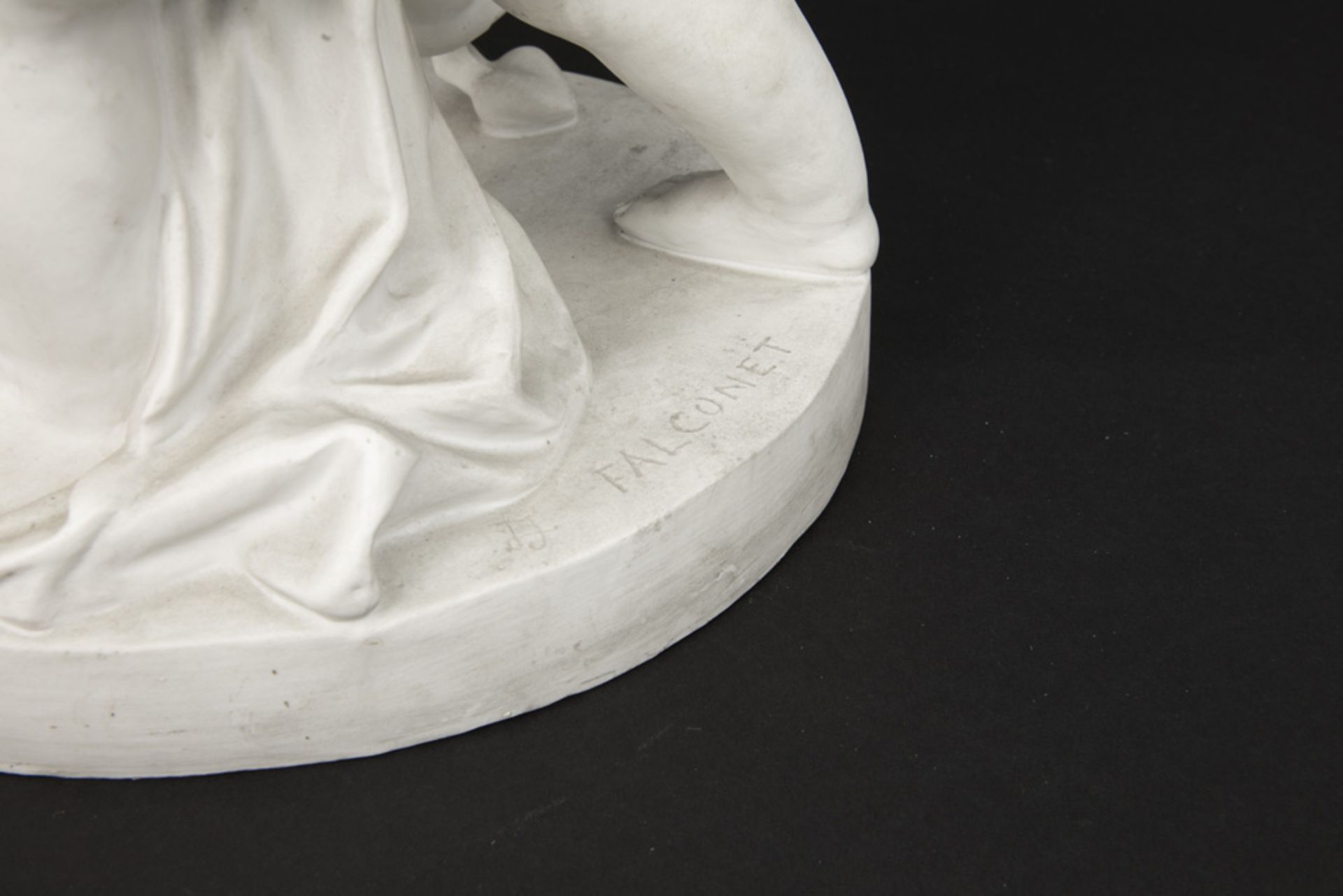 antique sculpture in biscuit porcelain - signed Etienne Falconet || FALCONET ÉTIENNE (1716 - 1791) - Image 4 of 4