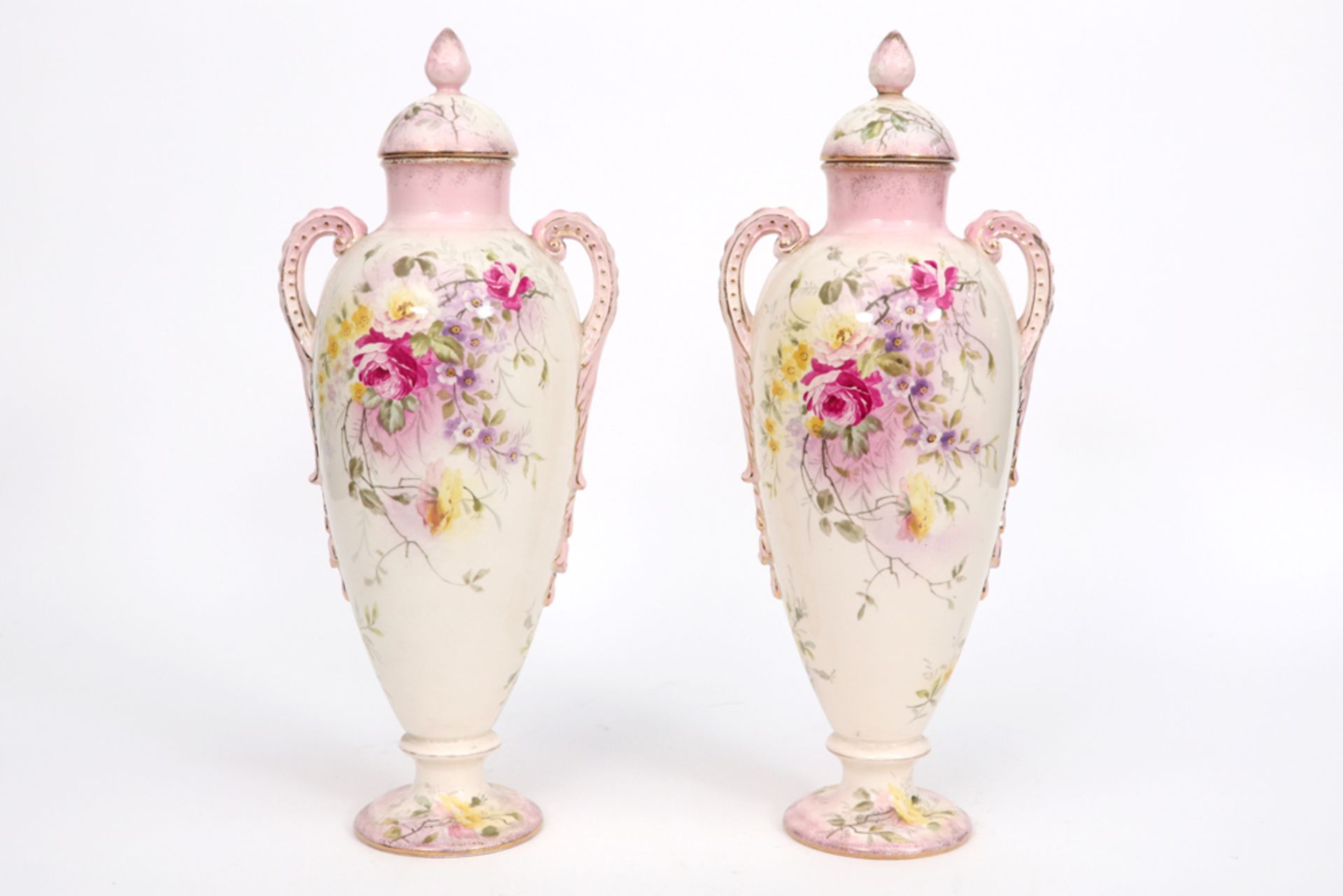 pair of late 19th Cent. lidded vases in marked ceramic || Paar gedekselde laat negentiende eeuwse - Bild 2 aus 5