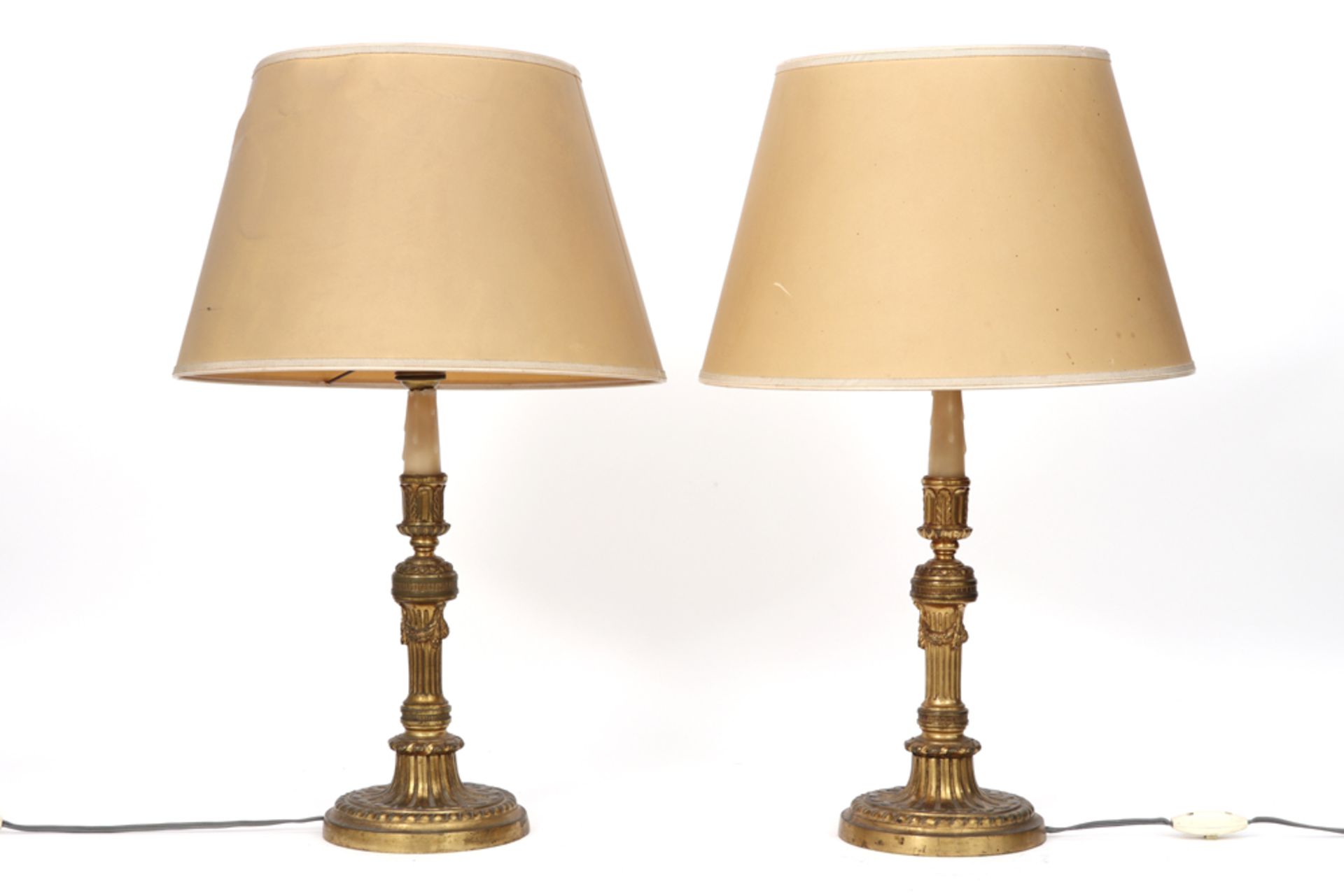 pair of lamps each with a neoclassical candlestick in gilded bronze as base || Paar lampen met als - Image 3 of 3