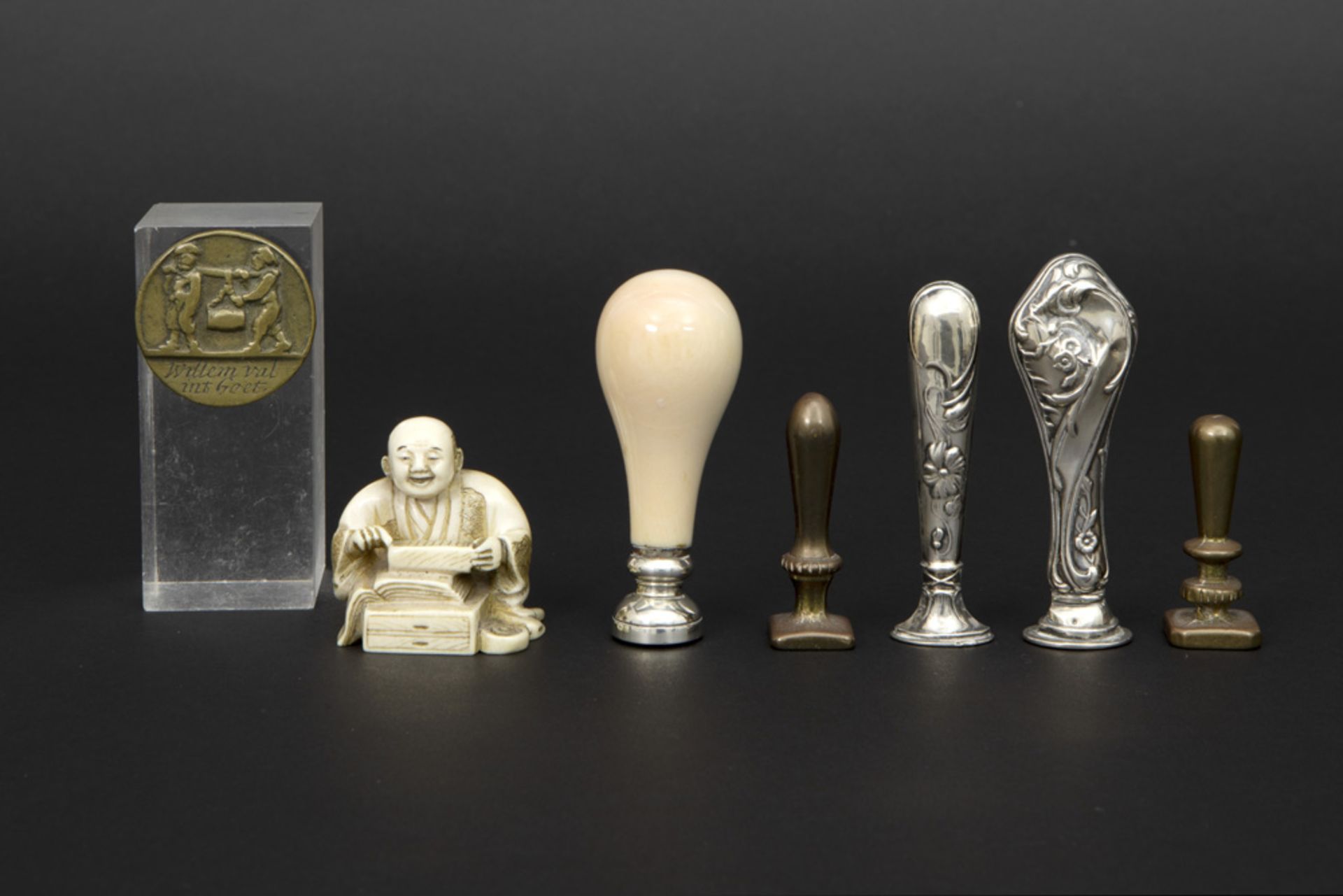 various items with silver or ivory stamps, Japanese netsuke, ... || Lot met stempeltjes in zilver of