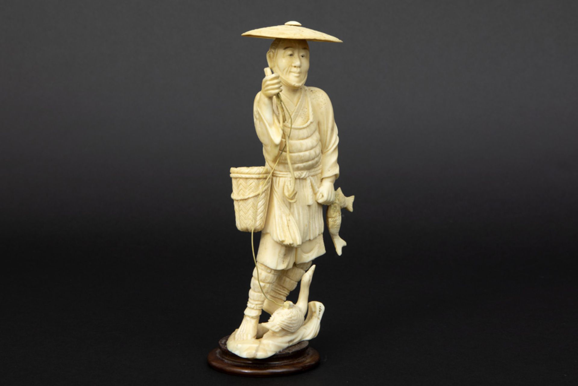 old Japanese ivory sculpture || Oude Japanse sculptuur in ivoor : "Visser met buit" - hoogte : 16, - Image 2 of 3