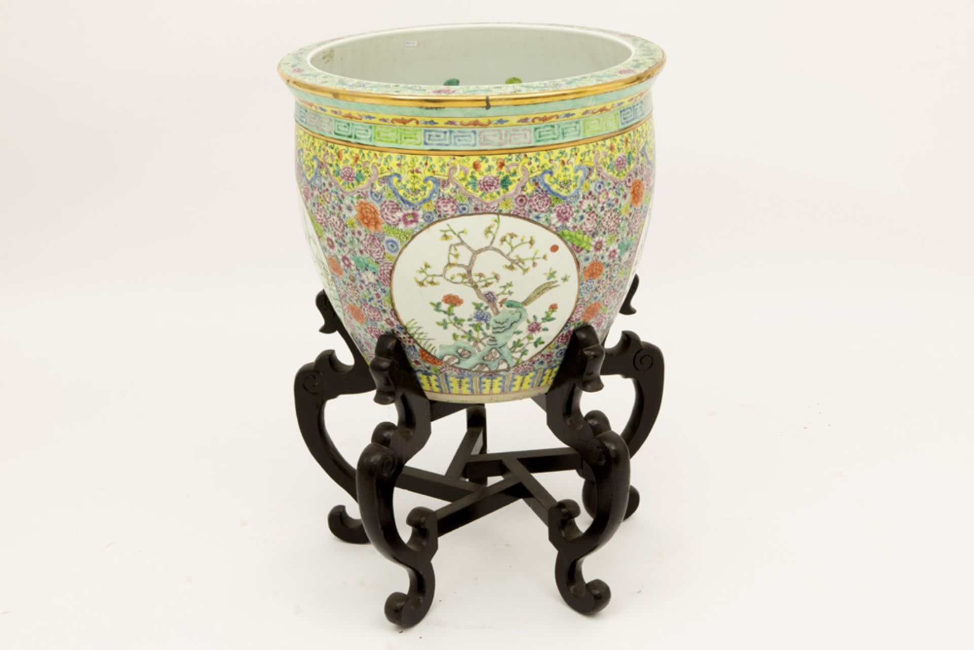 20th Cent. Chinese porcelain fishbowl with polychrome decor and with its stand || Chinese "fishbowl" - Image 2 of 5