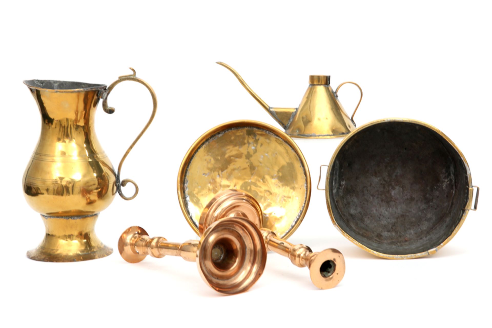 five antique pieces of brass || Lot (5) antiek koper met een paar kandelaars, schenkkan, - Image 2 of 2