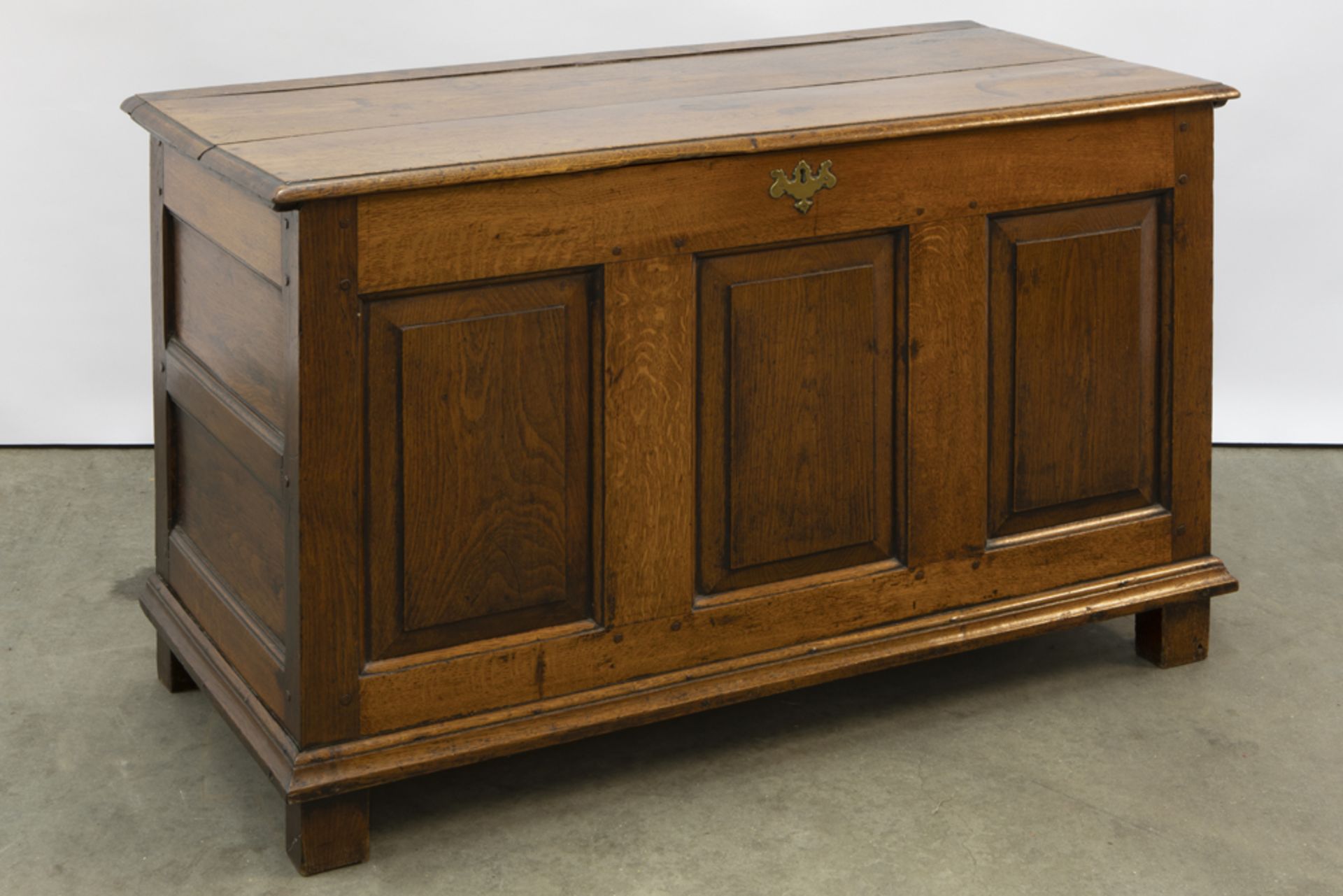 18th Cent. chest in oak || Achttiende eeuwse koffer in eik